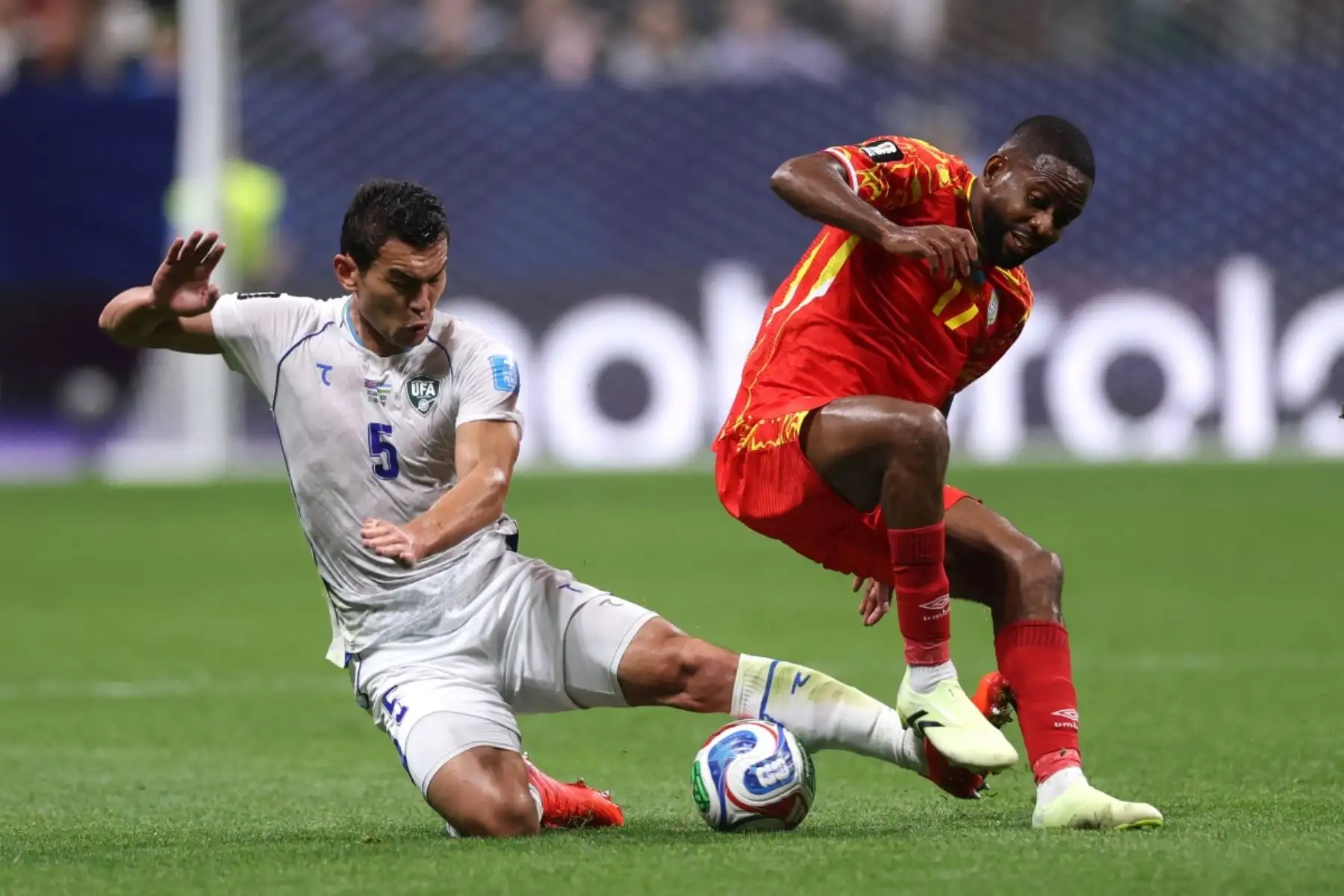 Rustam Ashurmatov # 5 de Uzbekistán compite por el balón contra Cedric Bakambu # 17 de la República Democrática del Congo durante el partido del Grupo K de la Copa Mundial de la FIFA 2026 entre la República Democrática del Congo y Uzbekistán en el estadio de Atlanta el 27 de junio de 2026 en Atlanta, Georgia. Foto: AFP