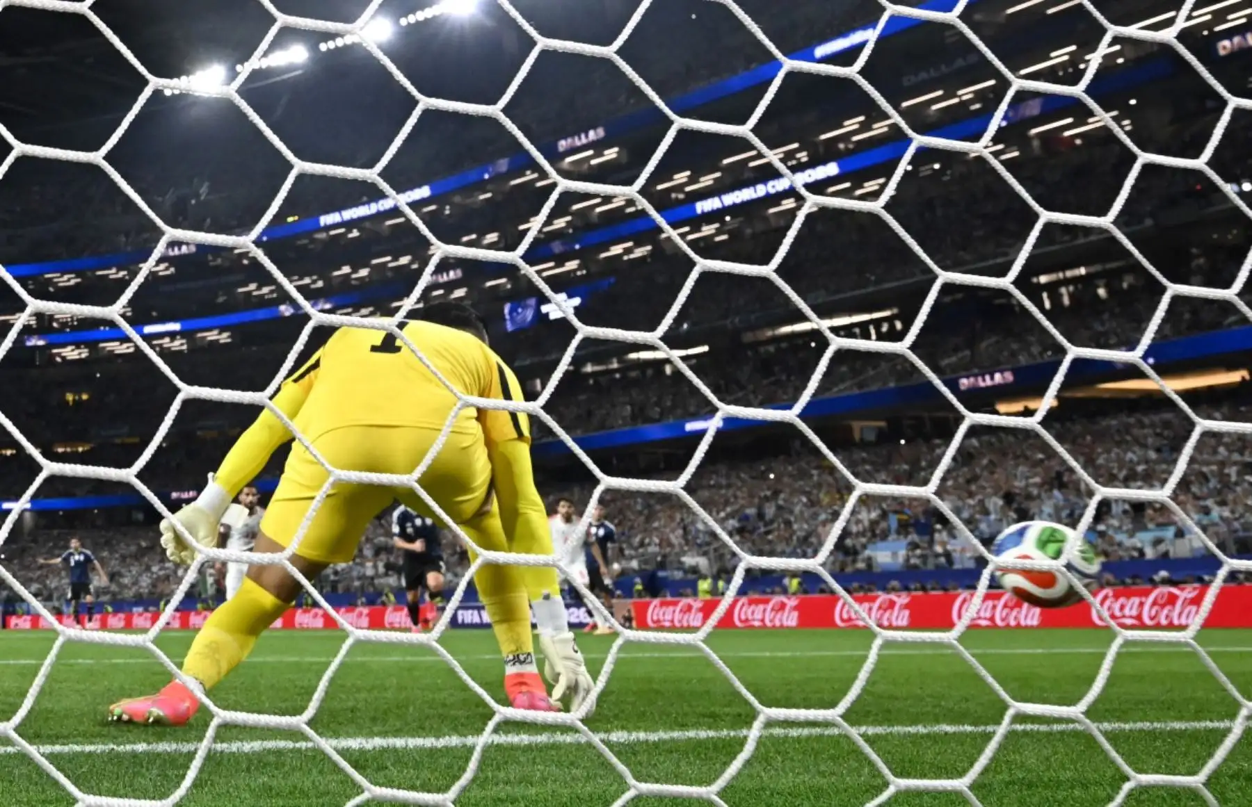 El portero de Jordania, Yazeed Abulaila (número 1 del cuadro), concede un gol de tiro libre anotado por el delantero argentino Lionel Messi (número 10 del cuadro), que supone el tercer gol de su equipo, durante el partido de fútbol del Grupo J del Mundial 2026 entre Jordania y Argentina en el Estadio Dallas de Arlington, el 27 de junio de 2026. (Foto de Paul ELLIS / AFP)