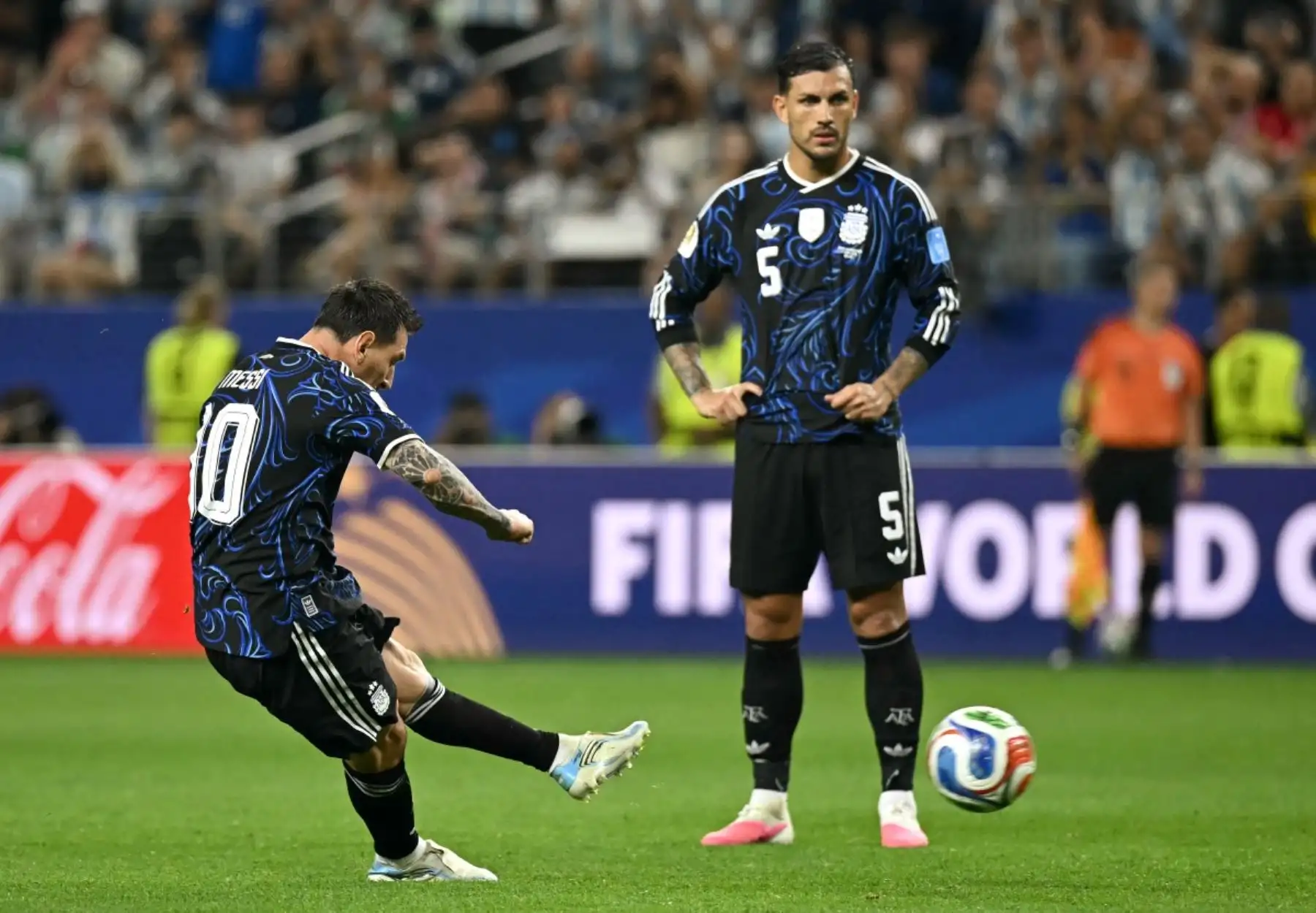 El delantero argentino Lionel Messi, número 10, celebra el tercer gol de su equipo durante el partido de fútbol del Grupo J del Mundial 2026 entre Jordania y Argentina en el Estadio Dallas de Arlington el 27 de junio de 2026. (Foto de Paul ELLIS / AFP)