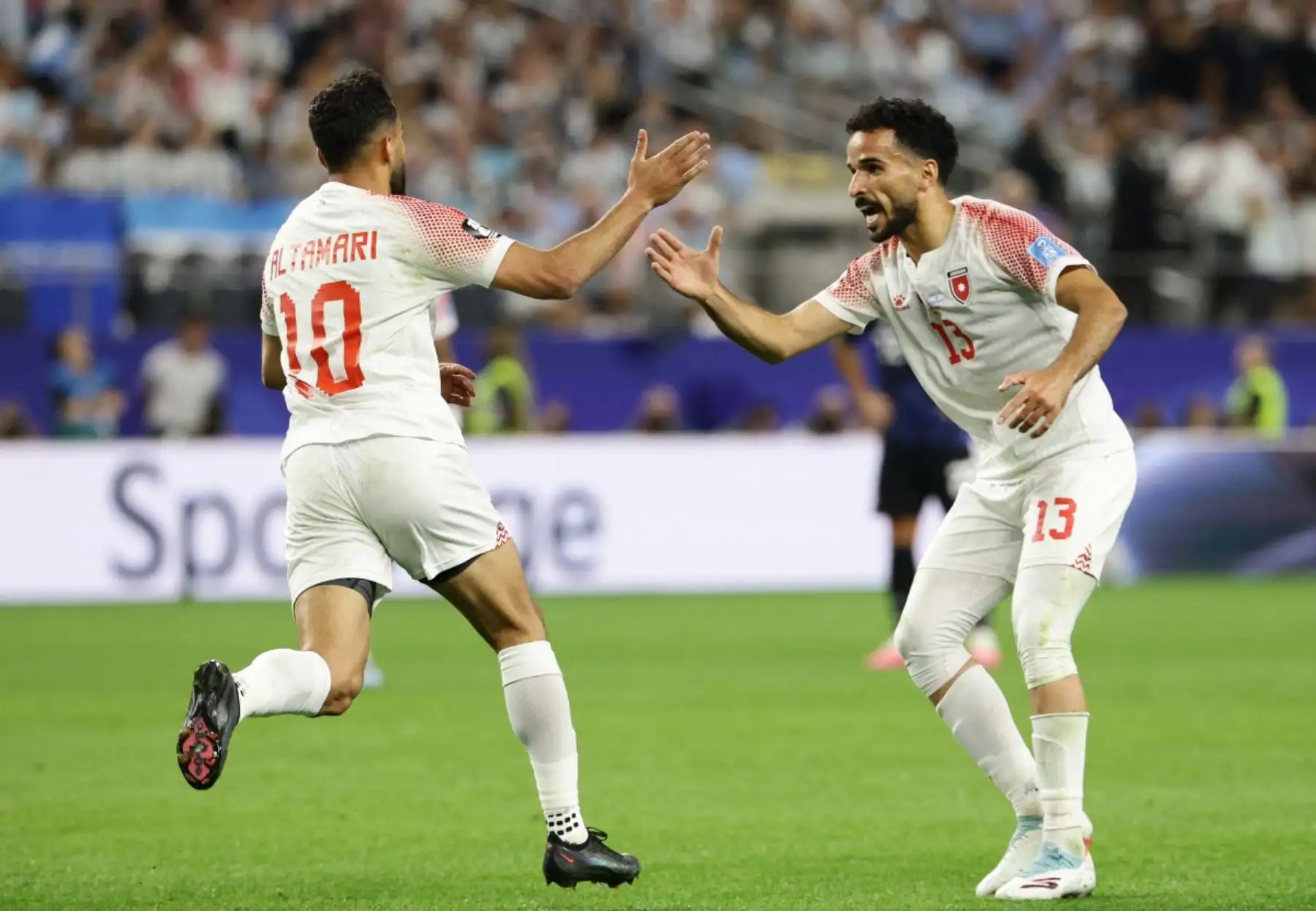 El delantero jordano número 10, Mousa Altamari, celebra con su compañero, el también delantero número 13 Mahmoud Almardi, el primer gol de su equipo durante el partido de fútbol del Grupo J de la Copa Mundial 2026 entre Jordania y Argentina en el Estadio Dallas de Arlington el 27 de junio de 2026. (Foto de Aric Becker / AFP)