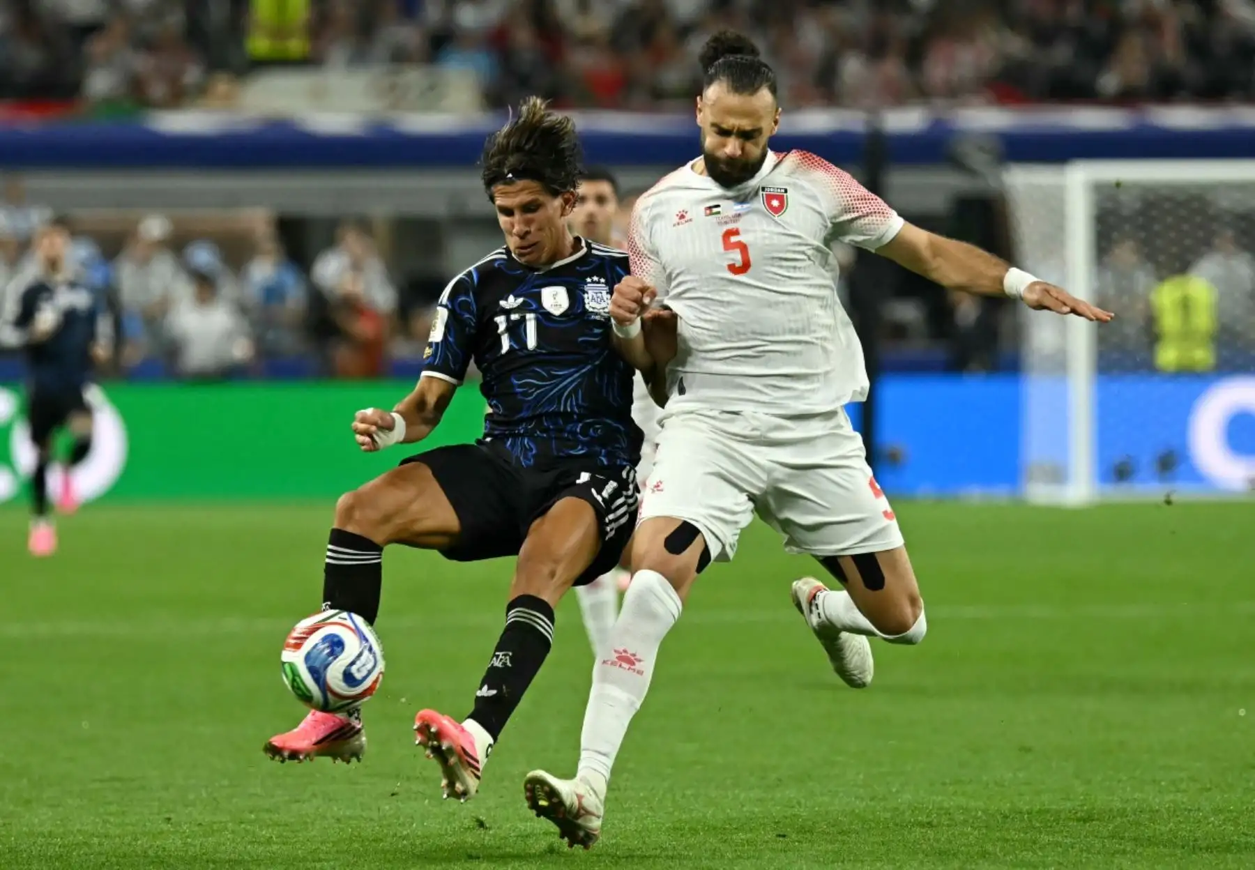 El delantero argentino Giuliano Simeone (número 17) y el defensa jordano Yazan Al-Arab (número 5) luchan por el balón durante el partido de fútbol del Grupo J del Mundial 2026 entre Jordania y Argentina en el Estadio Dallas de Arlington el 27 de junio de 2026. (Foto de Paul ELLIS / AFP)