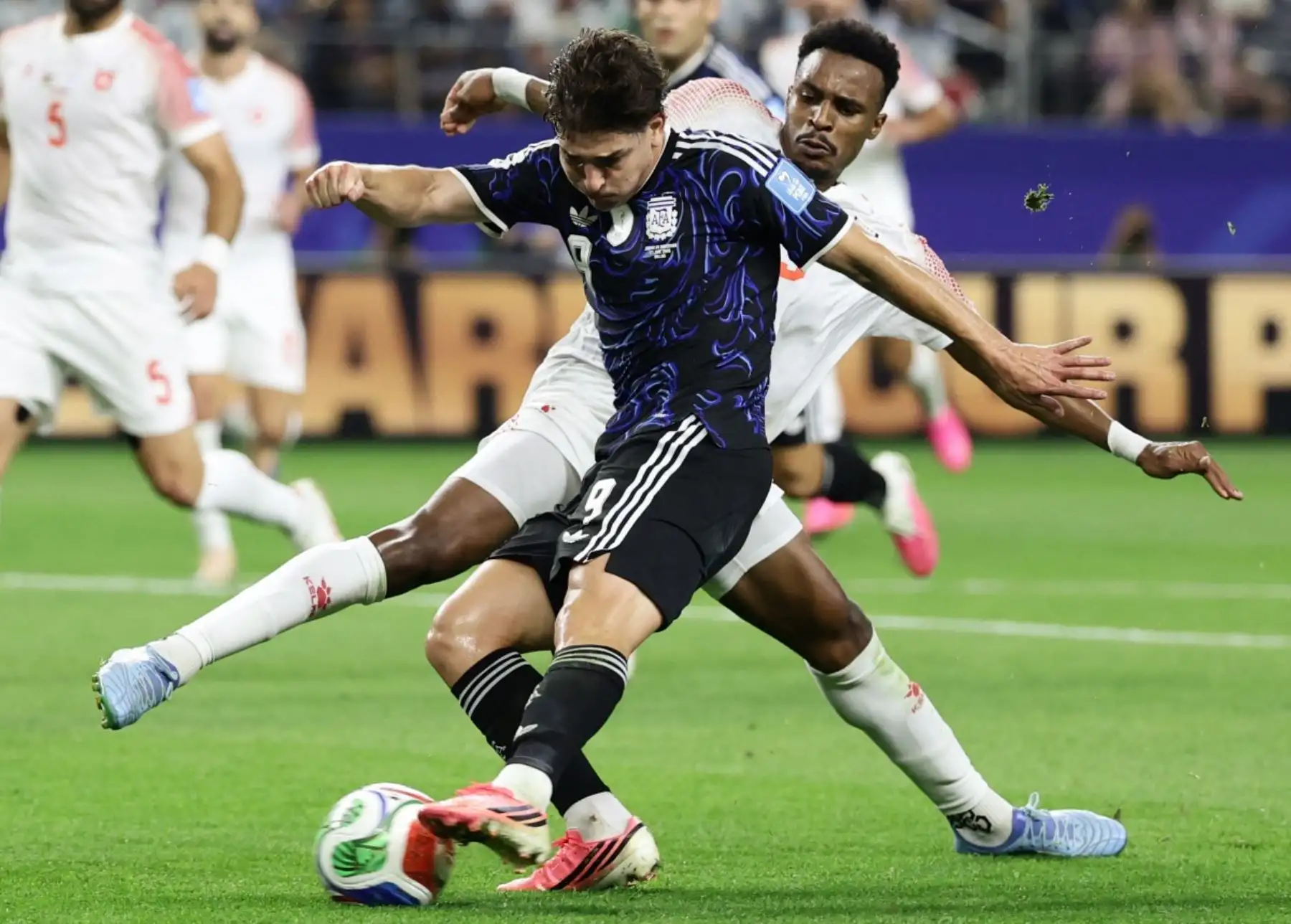 El delantero argentino Julian Álvarez (n.º 09) y el defensa jordano Abdallah Nasib (n.º 03) luchan por el balón durante el partido de fútbol del Grupo J del Mundial 2026 entre Jordania y Argentina en el Estadio Dallas de Arlington, el 27 de junio de 2026. (Foto de Aric Becker / AFP)