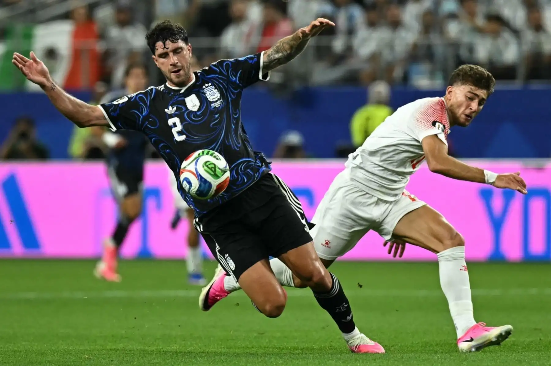El defensa argentino Marcos Senesi (n.º 02) y el delantero jordano Odeh Fakhoury (n.º 11) luchan por el balón durante el partido de fútbol del Grupo J del Mundial 2026 entre Jordania y Argentina en el Estadio Dallas de Arlington, el 27 de junio de 2026. (Foto de Paul ELLIS / AFP)