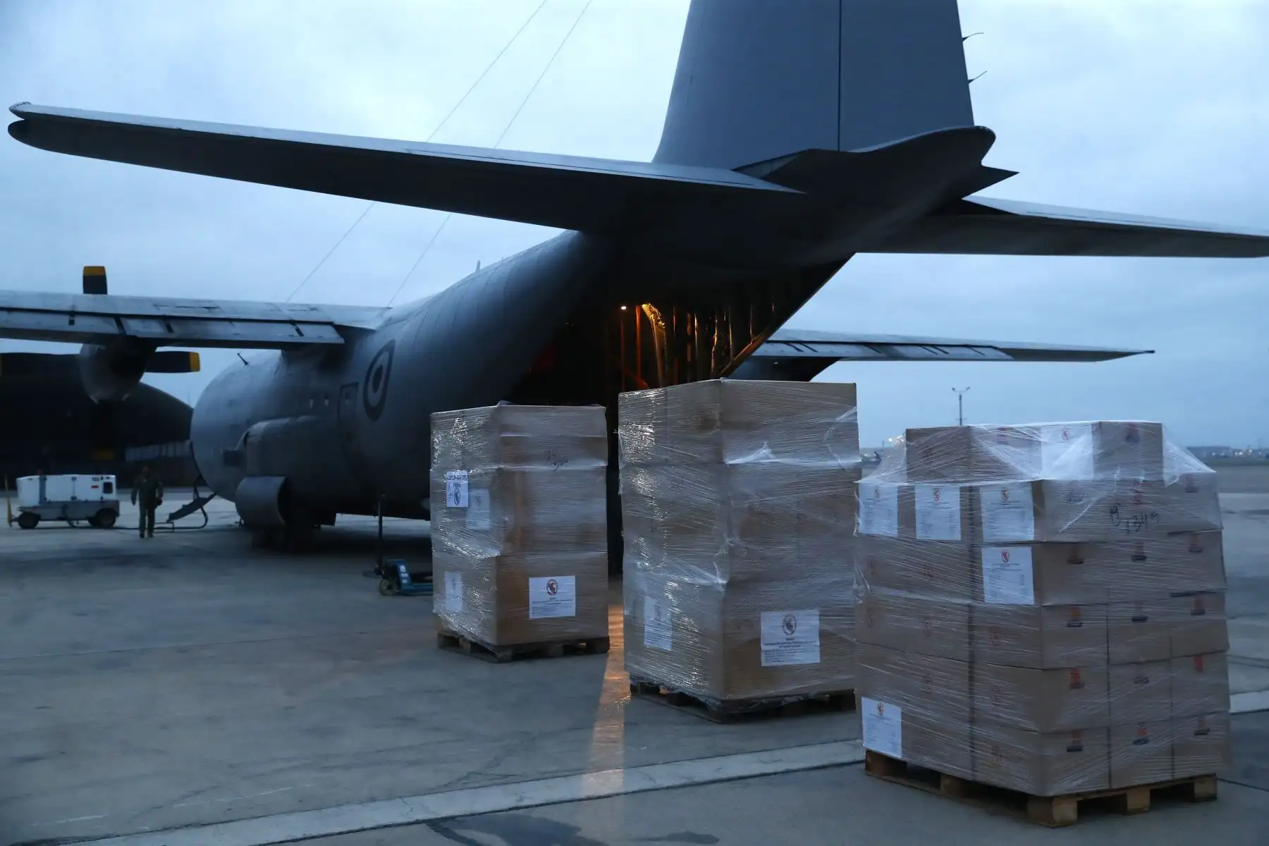 Al amanecer del domingo 28 de junio de 2026, un avión de la Fuerza Aérea del Perú FAP partió desde el Callao hacia Venezuela llevando ayuda humanitaria, como parte de las acciones solidarias del Gobierno peruano para asistir a los damnificados venezolanos que padecieron dos terremotos en su país esta semana. Foto: ANDINA/Daniel Bracamonte. Foto: ANDINA/Daniel Bracamonte