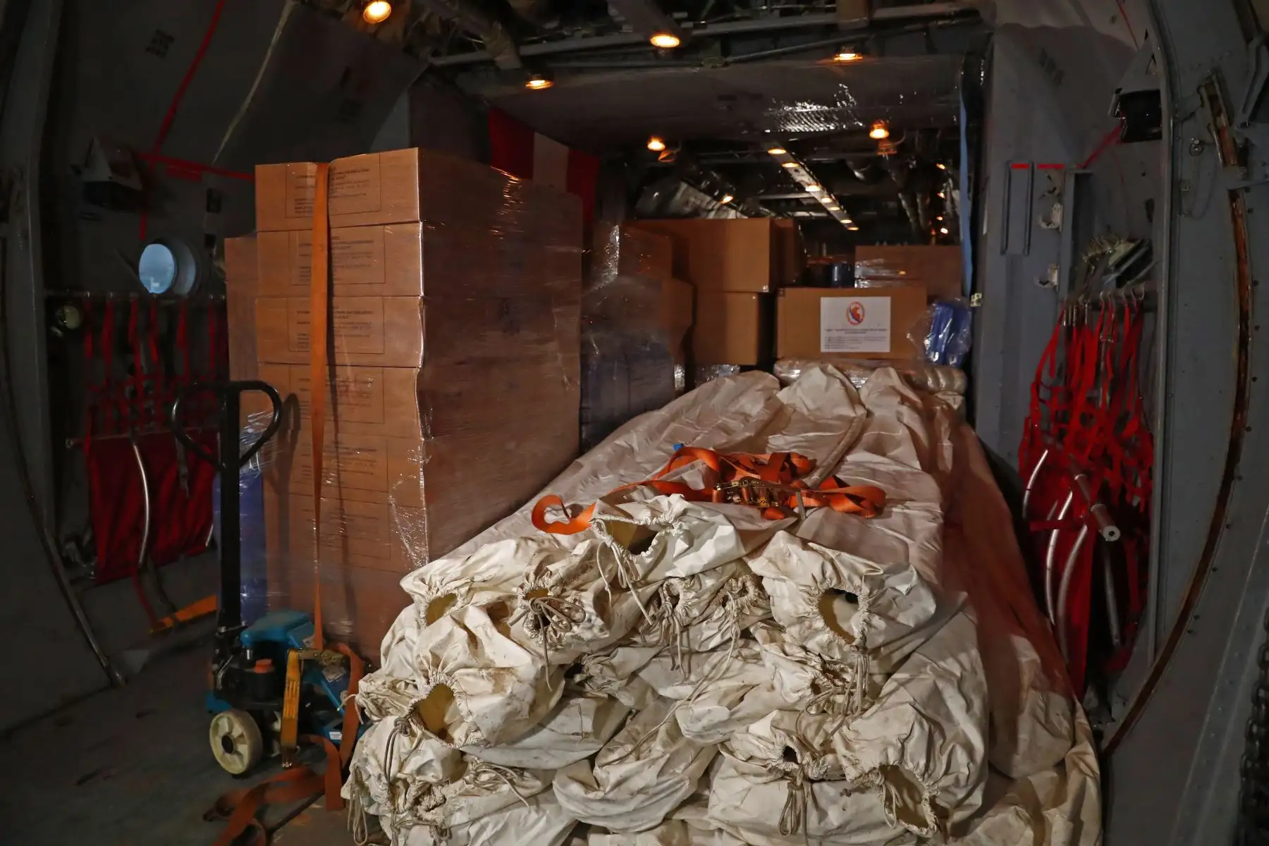 Al amanecer del domingo 28 de junio de 2026, un avión de la Fuerza Aérea del Perú FAP partió desde el Callao hacia Venezuela llevando ayuda humanitaria, como parte de las acciones solidarias del Gobierno peruano para asistir a los damnificados venezolanos que padecieron dos terremotos en su país esta semana. Foto: ANDINA/Daniel Bracamonte. Foto: ANDINA/Daniel Bracamonte