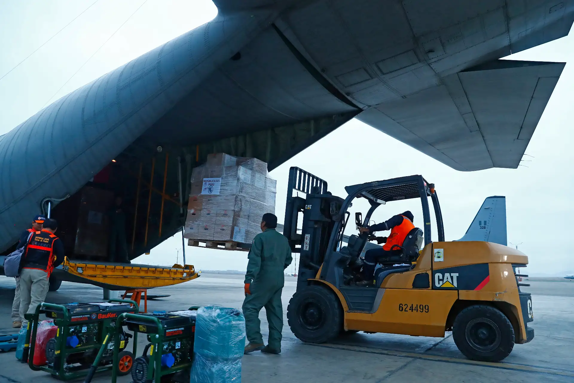 El Gobierno peruano, a través de la Fuerza Aérea del Perú FAP, está enviando a Venezuela 14 toneladas de ayuda humanitaria, que incluye carpas, víveres, agua, enseres y otros bienes esenciales para las familias afectadas por los terremotos ocurridos en ese país, las cuales serán distribuidos por sus autoridades. Foto: ANDINA/Daniel Bracamonte