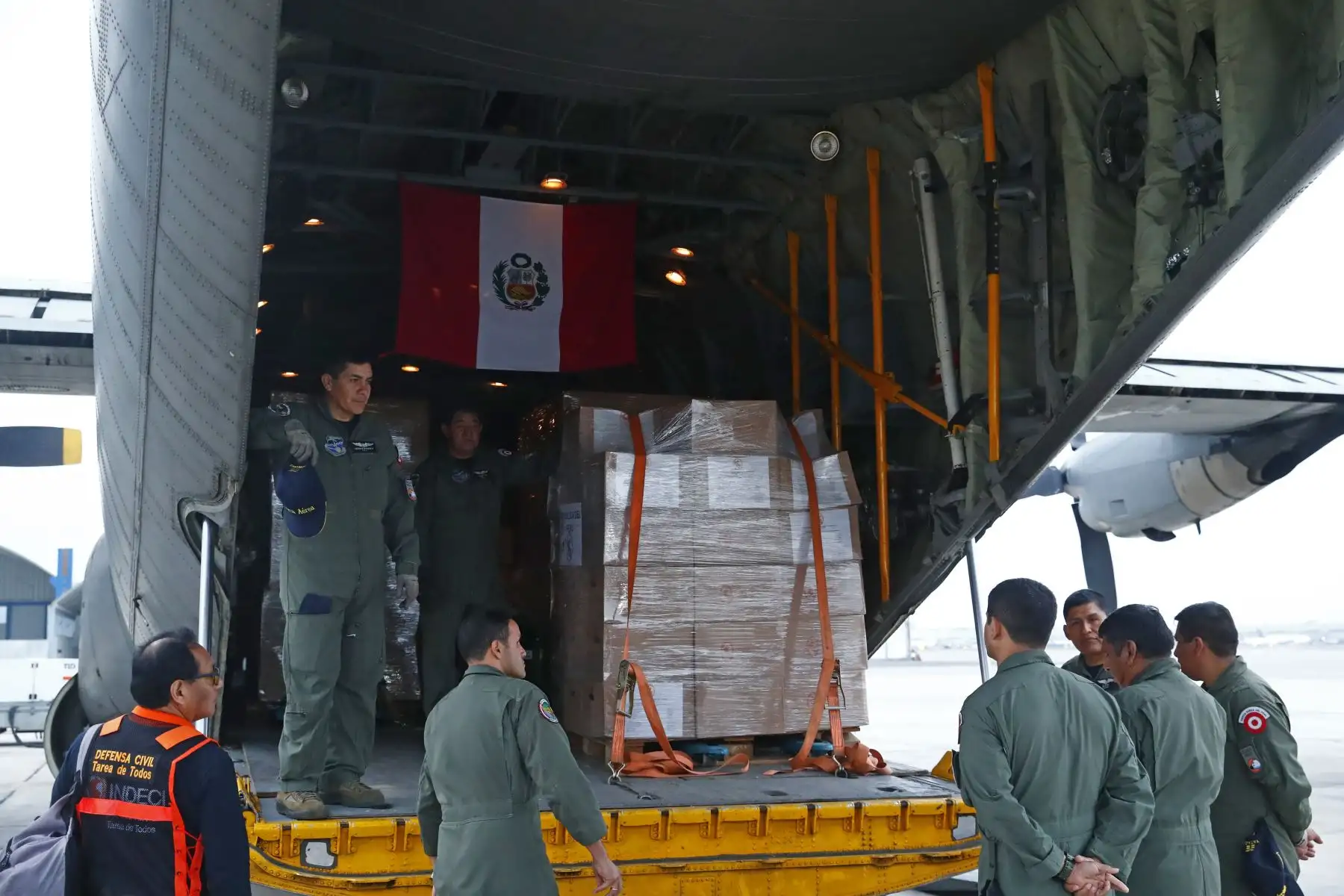 El Gobierno peruano, a través de la Fuerza Aérea del Perú FAP, está enviando a Venezuela 14 toneladas de ayuda humanitaria, que incluye carpas, víveres, agua, enseres y otros bienes esenciales para las familias afectadas por los terremotos ocurridos en ese país, las cuales serán distribuidos por sus autoridades. Foto: ANDINA/Daniel Bracamonte