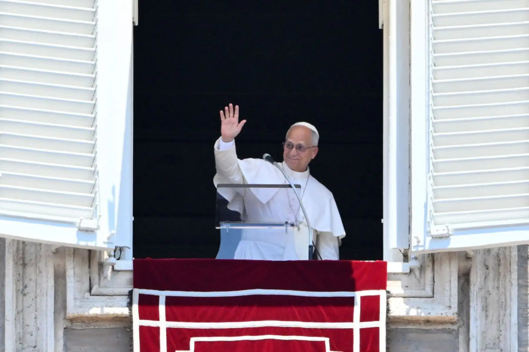 El papa León XIV se dirige a la multitud desde la ventana del palacio apostólico con vistas a la plaza de San Pedro durante el rezo del Ángelus dominical en el Vaticano el 28 de junio de 2026. 
Foto : ANDINA/AFP