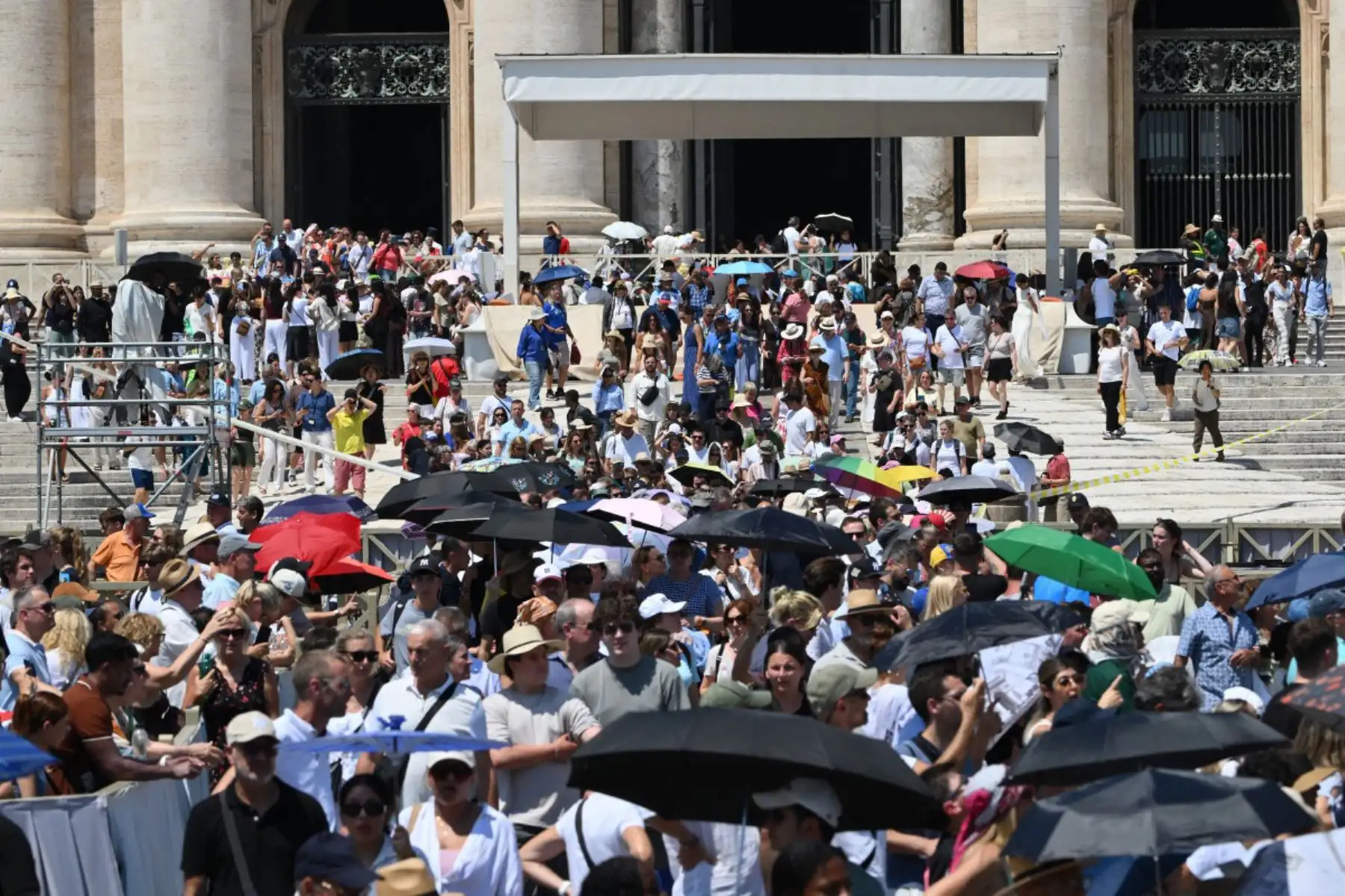 Personas asisten a la oración del Ángelus del Papa León XIV en la Plaza de San Pedro en el Vaticano.
Foto: ANDINA/AFP