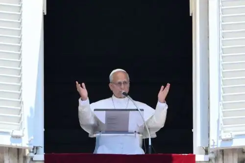 El papa León XIV bendice a la multitud desde la ventana del palacio apostólico
