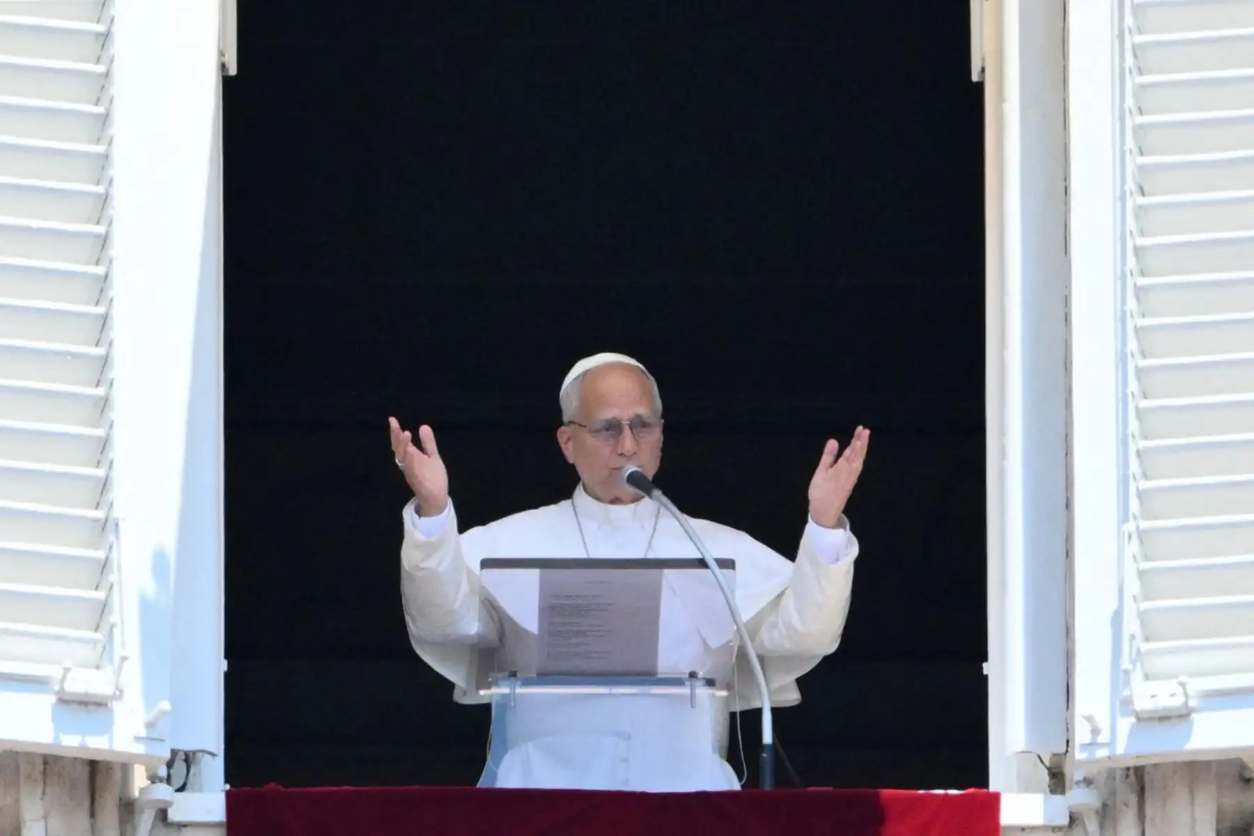 El papa León XIV bendice a la multitud desde la ventana del palacio apostólico con vistas a la plaza de San Pedro durante el rezo del Ángelus dominical en el Vaticano. Foto: ANDINA/AFP
