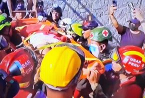 Bomberos de Perú rescatan a mujer de 60 años atrapada 3 días en escombros en Venezuela. Foto: ANDINA/capturaTV