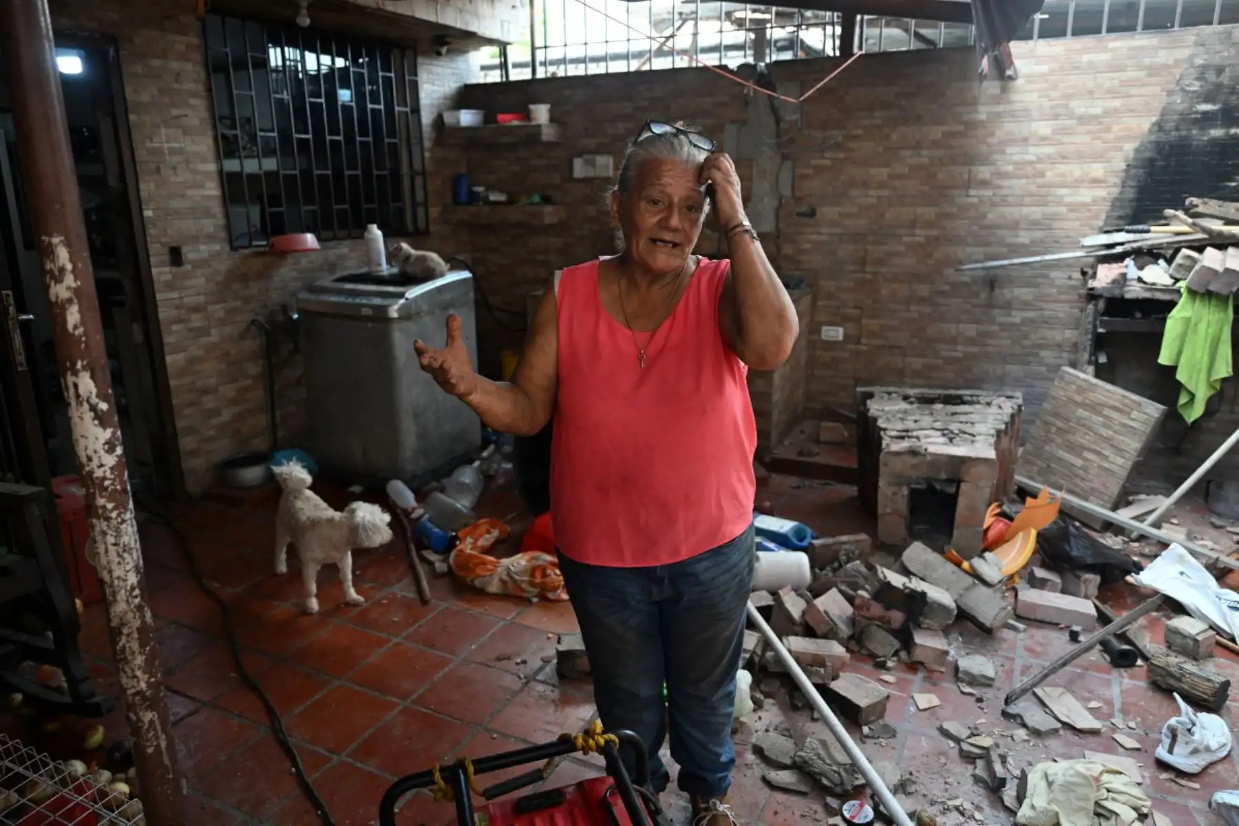 María Esther Bernal habla durante una entrevista con AFP en el interior de su casa, parcialmente dañada por los terremotos en Catia La Mar, estado La Guaira, Venezuela. Miles de rescatistas, familiares y voluntarios excavan día y noche entre montones de concreto para encontrar sobrevivientes de los terremotos que azotaron Venezuela hace más de tres días. Foto: ANDINA/