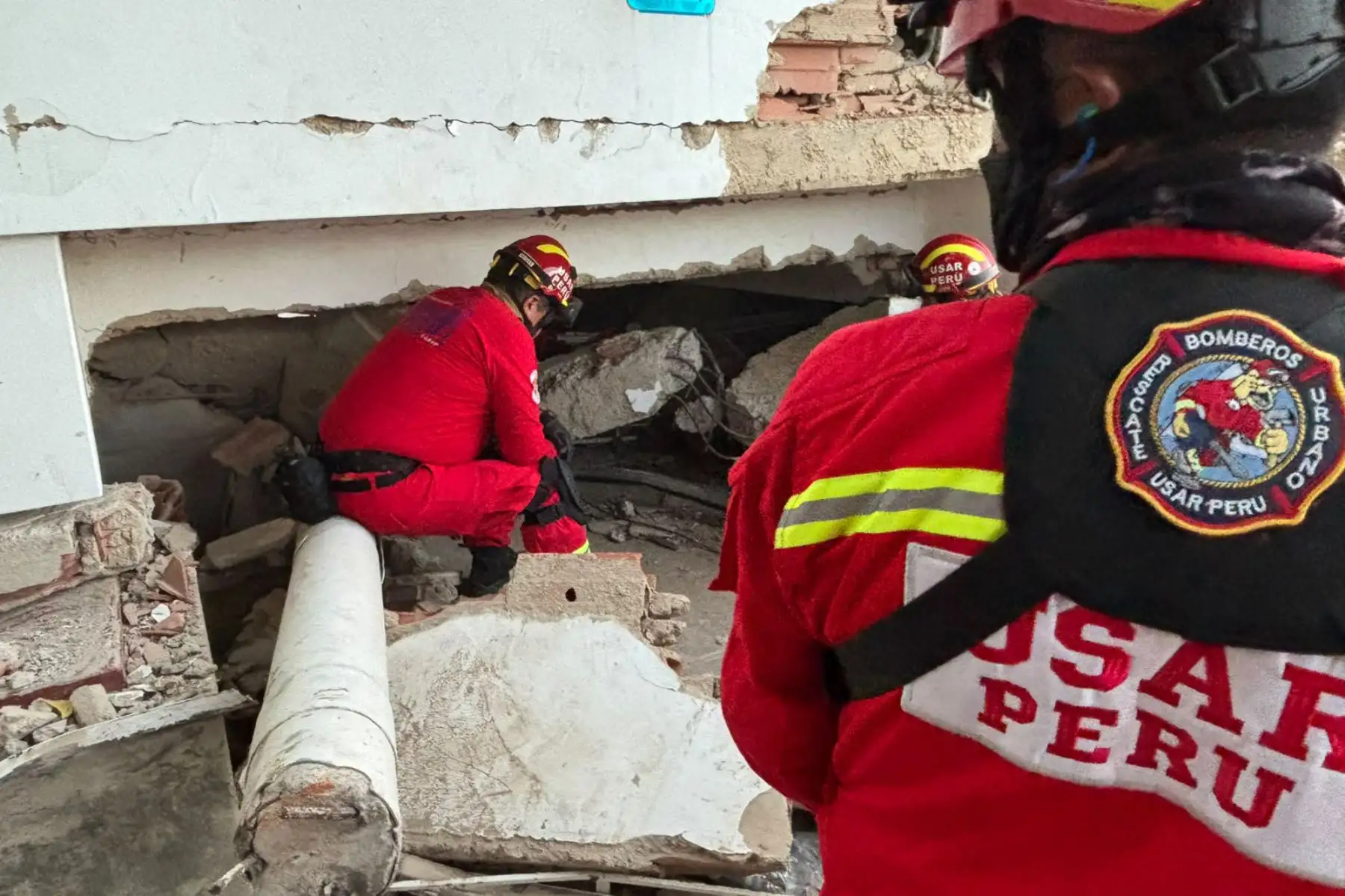 El equipo USAR (Urban Search and Rescue) del Cuerpo General de Bomberos Voluntarios del Perú (CGBVP) logró rescatar durante la madrugada de este domingo a una mujer de 60 años. Foto: ANDINA/ Bomberos del Perú