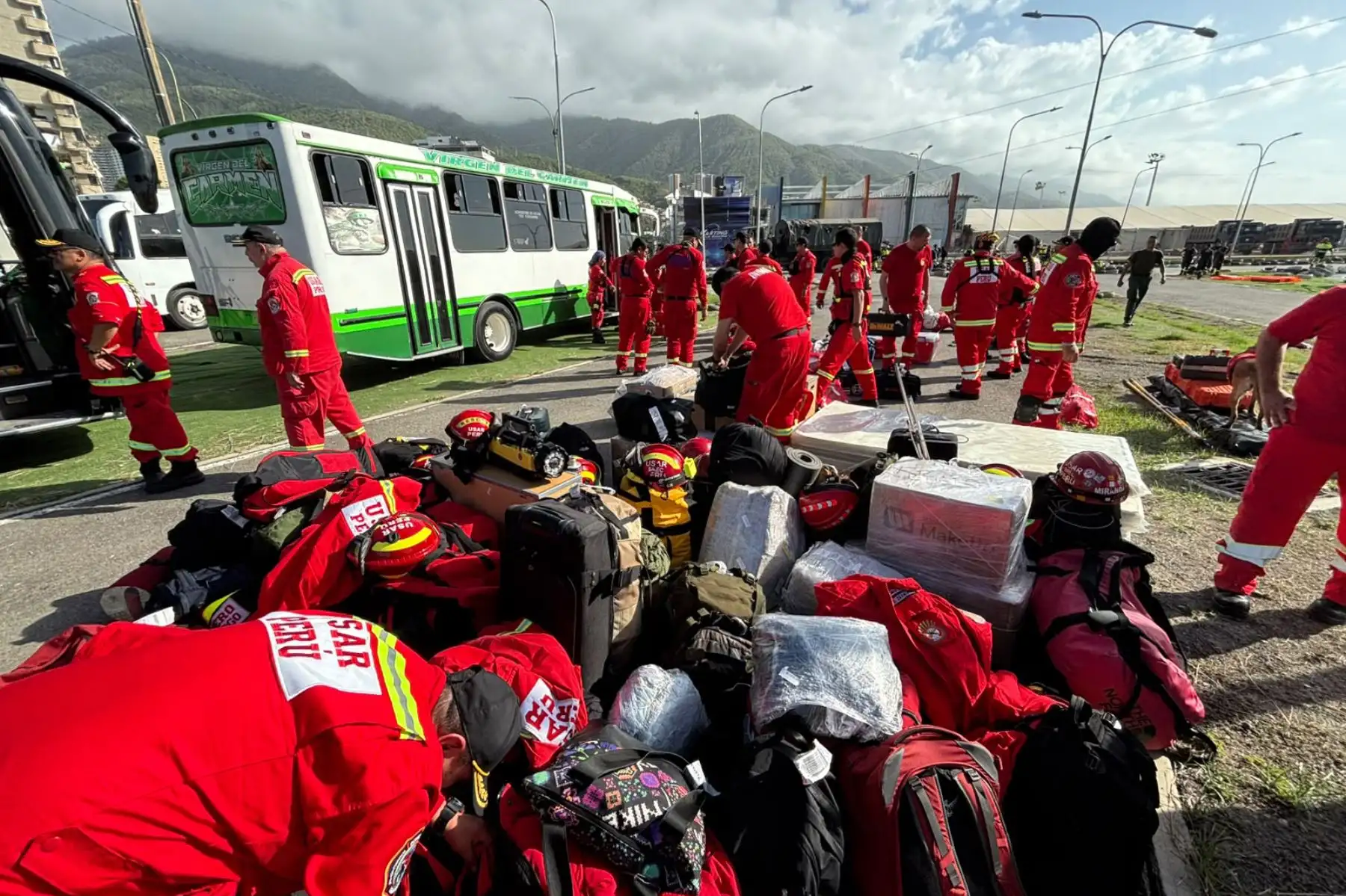 El equipo USAR (Urban Search and Rescue) del Cuerpo General de Bomberos Voluntarios del Perú (CGBVP) logró rescatar durante la madrugada de este domingo a una mujer de 60 años. Foto: ANDINA/ Bomberos del Perú