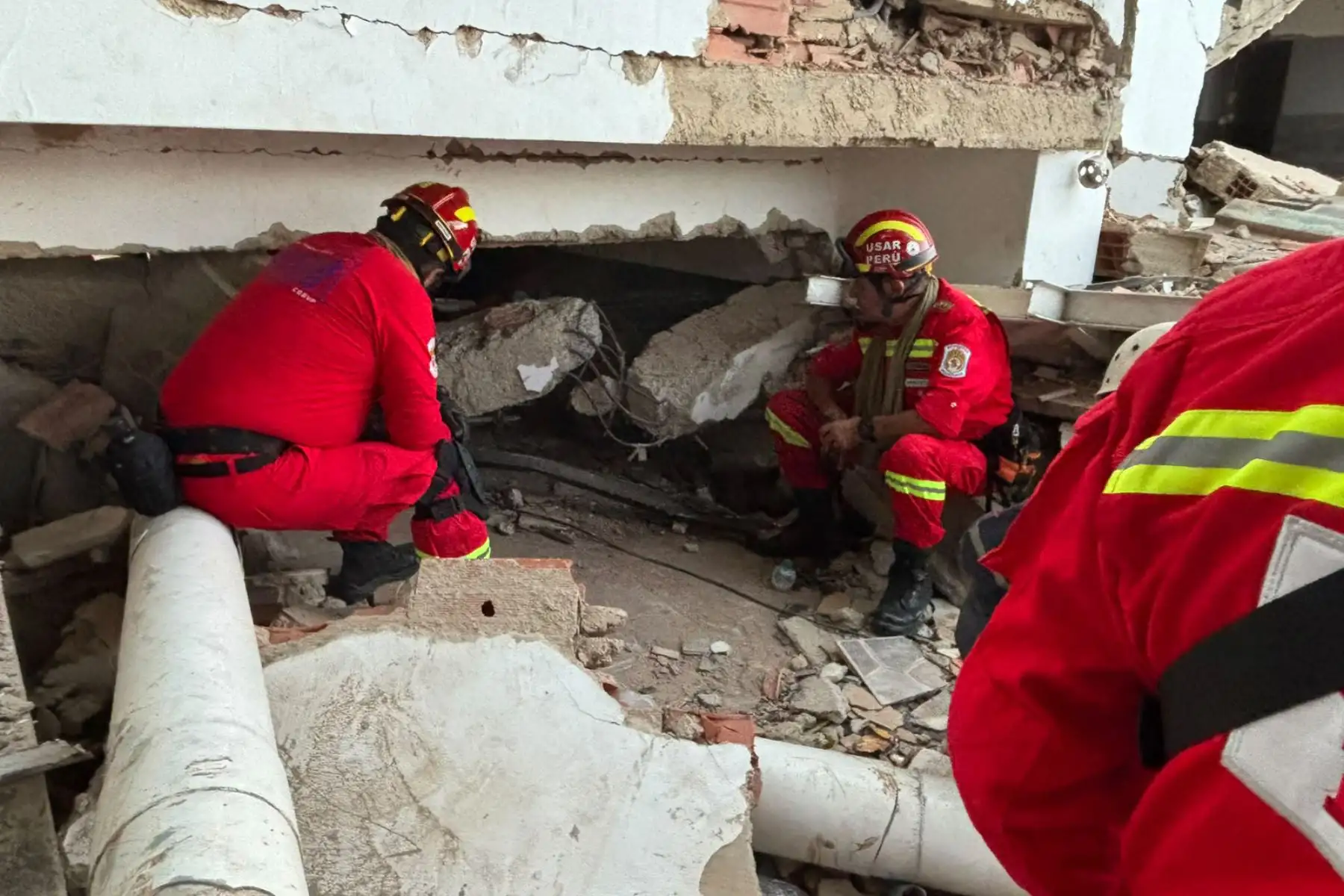 El equipo USAR (Urban Search and Rescue) del Cuerpo General de Bomberos Voluntarios del Perú (CGBVP) logró rescatar durante la madrugada de este domingo a una mujer de 60 años. Foto: ANDINA/ Bomberos del Perú