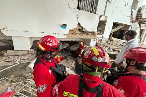 Bomberos de Perú rescatan a mujer de 60 años atrapada 3 días en escombros en Venezuela