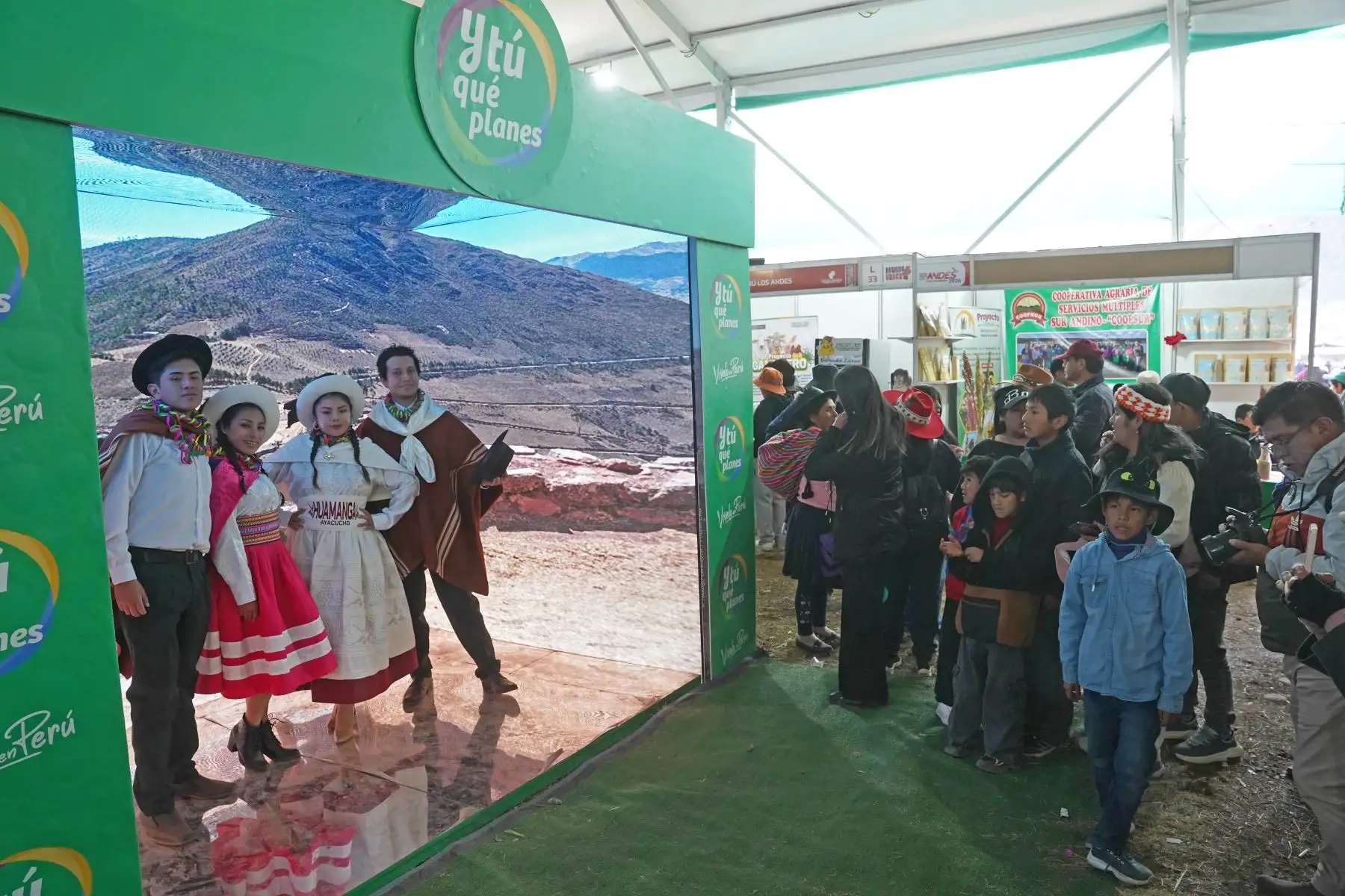Productoras de 183 variedades de leguminosas de la comunidad de Paloma del distrito de Marcas, Acobamba de la región Huancavelica exhiben sus productos agrícolas en el Expo Perú Los Andes 2026. Foto: ANDINA/Genry Bautista