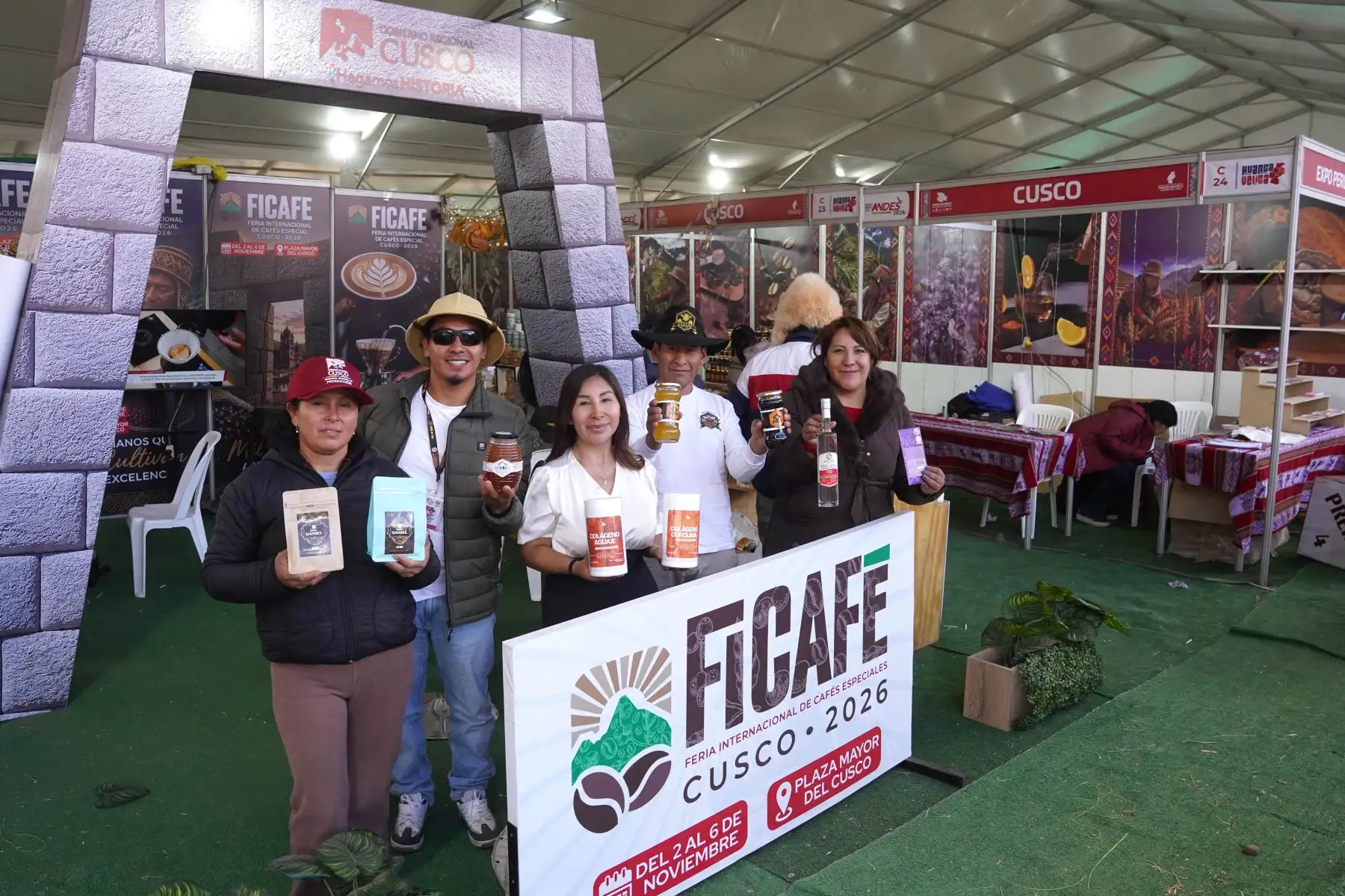 Productoras de 183 variedades de leguminosas de la comunidad de Paloma del distrito de Marcas, Acobamba de la región Huancavelica exhiben sus productos agrícolas en el Expo Perú Los Andes 2026. Foto: ANDINA/Genry Bautista