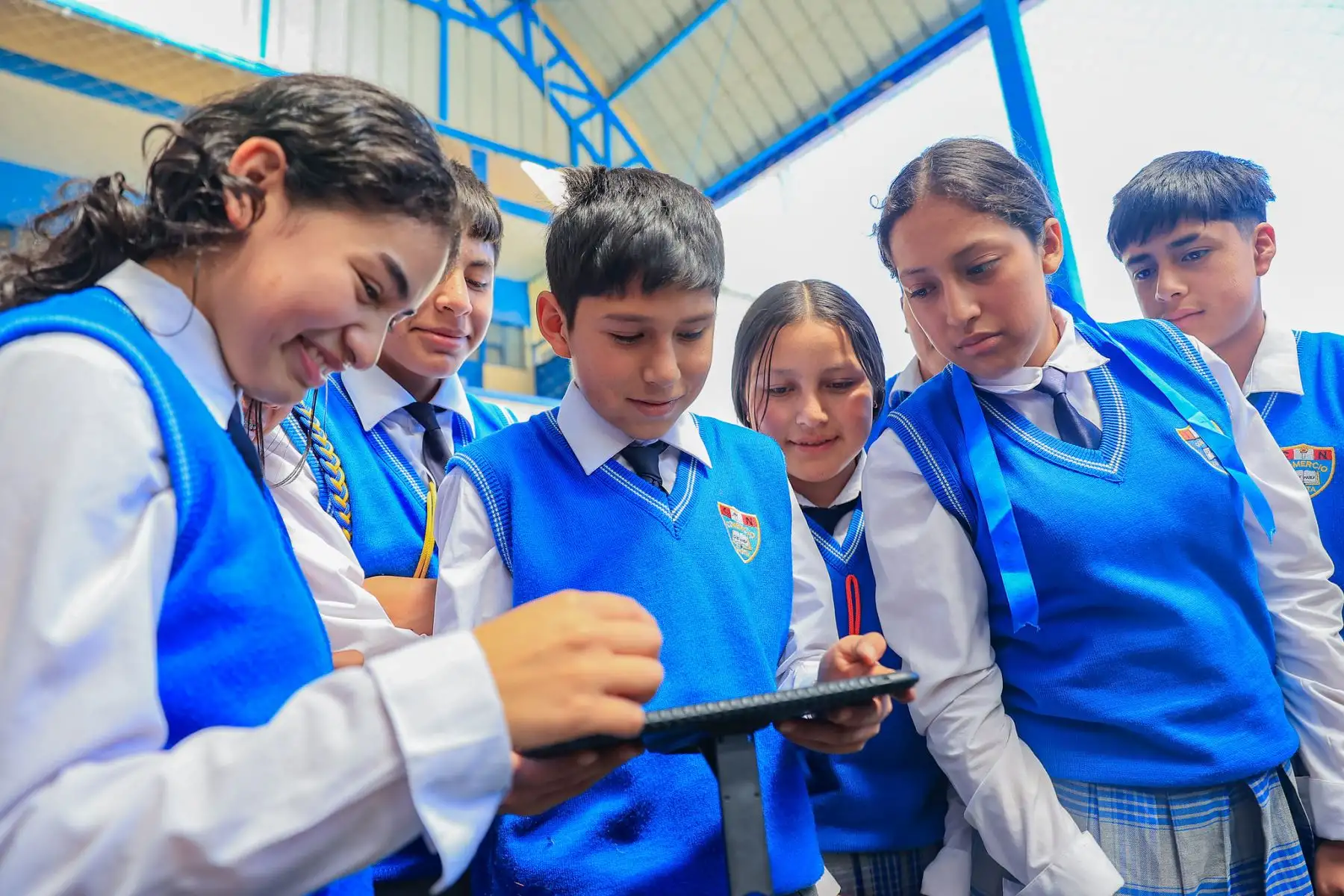 El presidente de la república, José María Balcázar, entregó 266 tabletas electrónicas a estudiantes de la I.E. Abel Carbajal Pérez, en la provincia de Chota, reafirmando el compromiso del Gobierno con una educación de calidad y el cierre de brechas tecnológicas. Foto: Presidencia