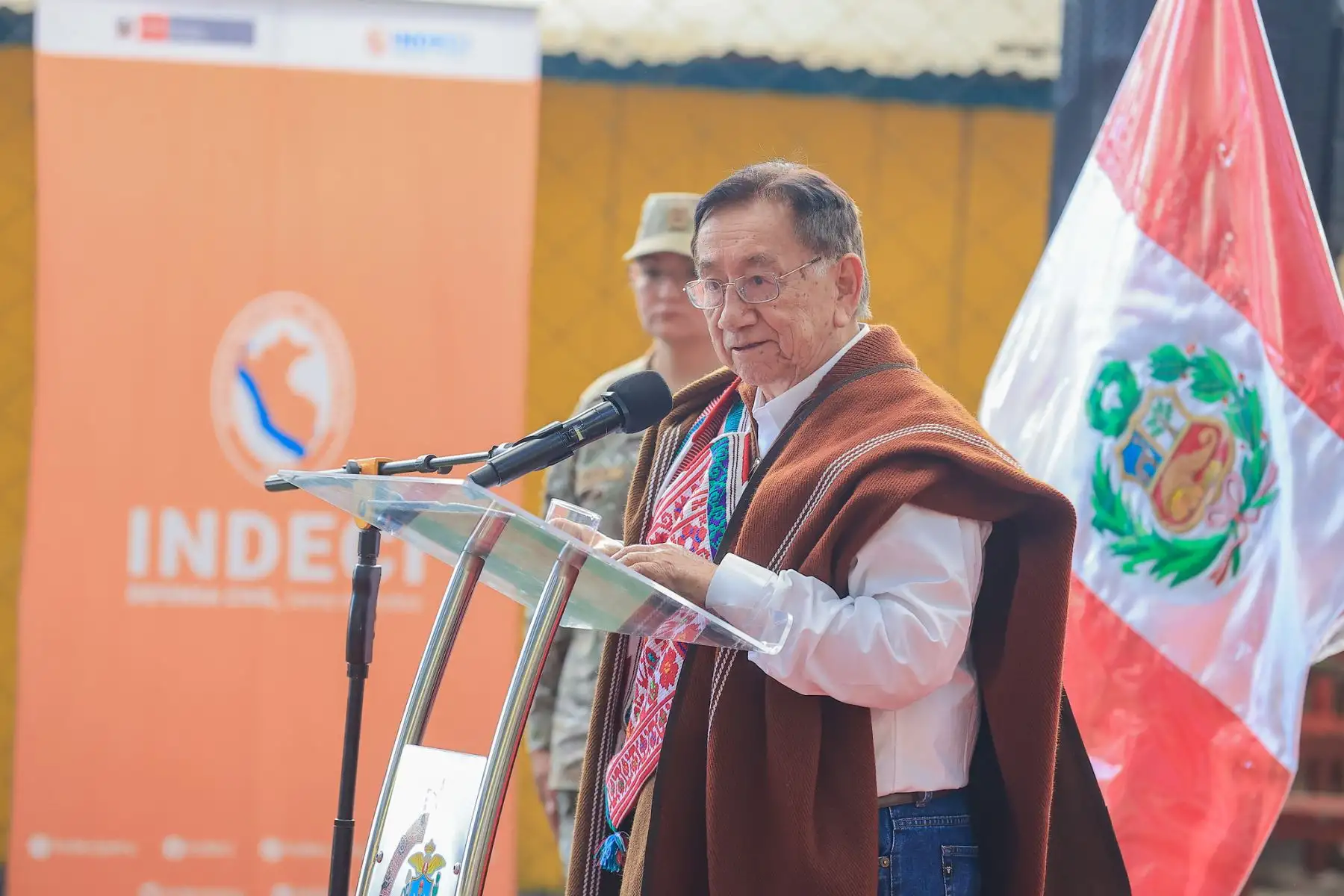 El presidente de la república, José María Balcázar, entregó 266 tabletas electrónicas a estudiantes de la I.E. Abel Carbajal Pérez, en la provincia de Chota, reafirmando el compromiso del Gobierno con una educación de calidad y el cierre de brechas tecnológicas. Foto: Presidencia
