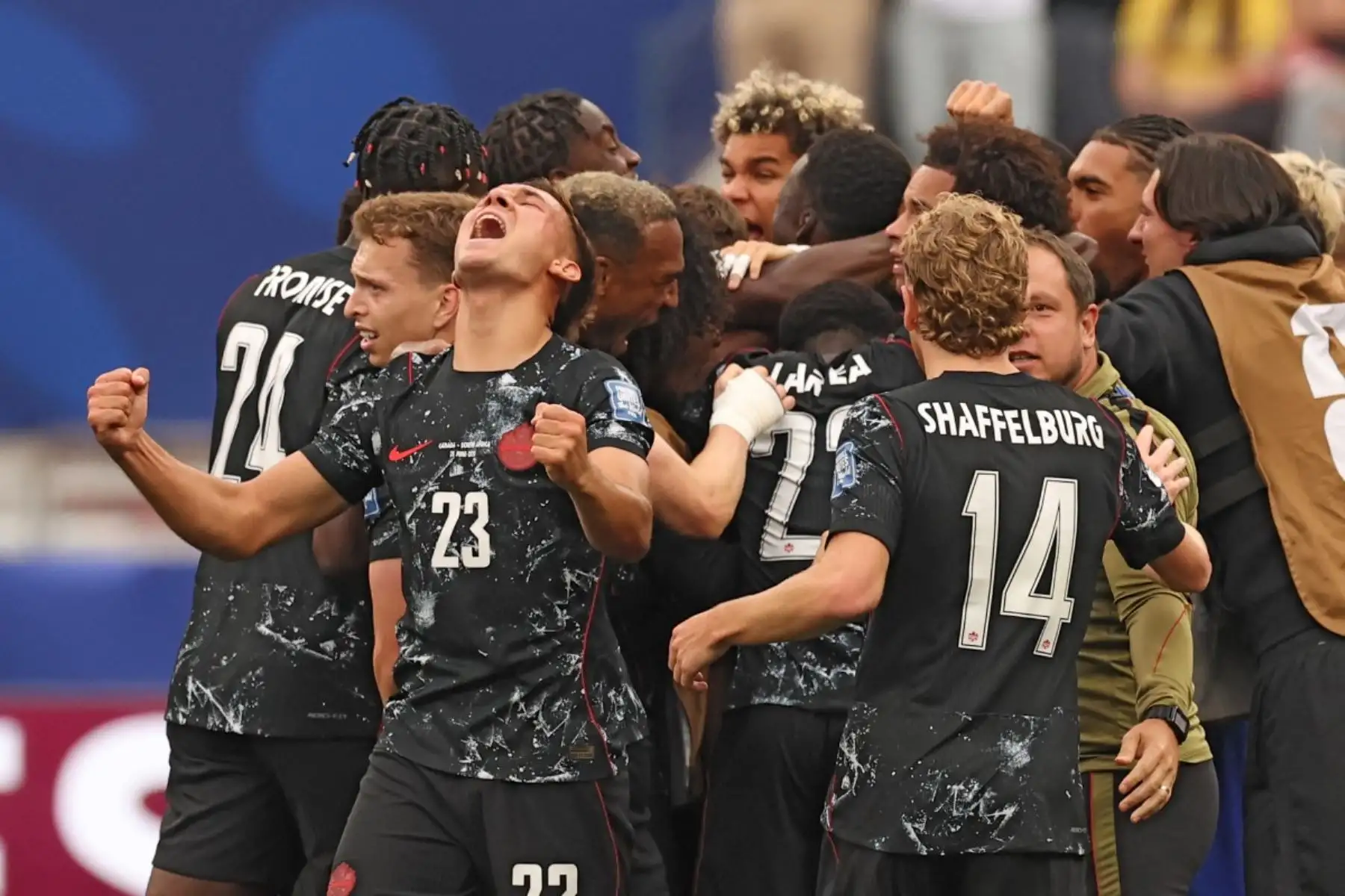El centrocampista canadiense Stephen Eustaquio, número 07, celebra el primer gol de su equipo con sus compañeros durante el partido de dieciseisavos de final del Mundial de 2026 entre Sudáfrica y Canadá, disputado en el estadio de Los Ángeles en Inglewood el 28 de junio de 2026. (Foto de ETIENNE LAURENT / AFP)