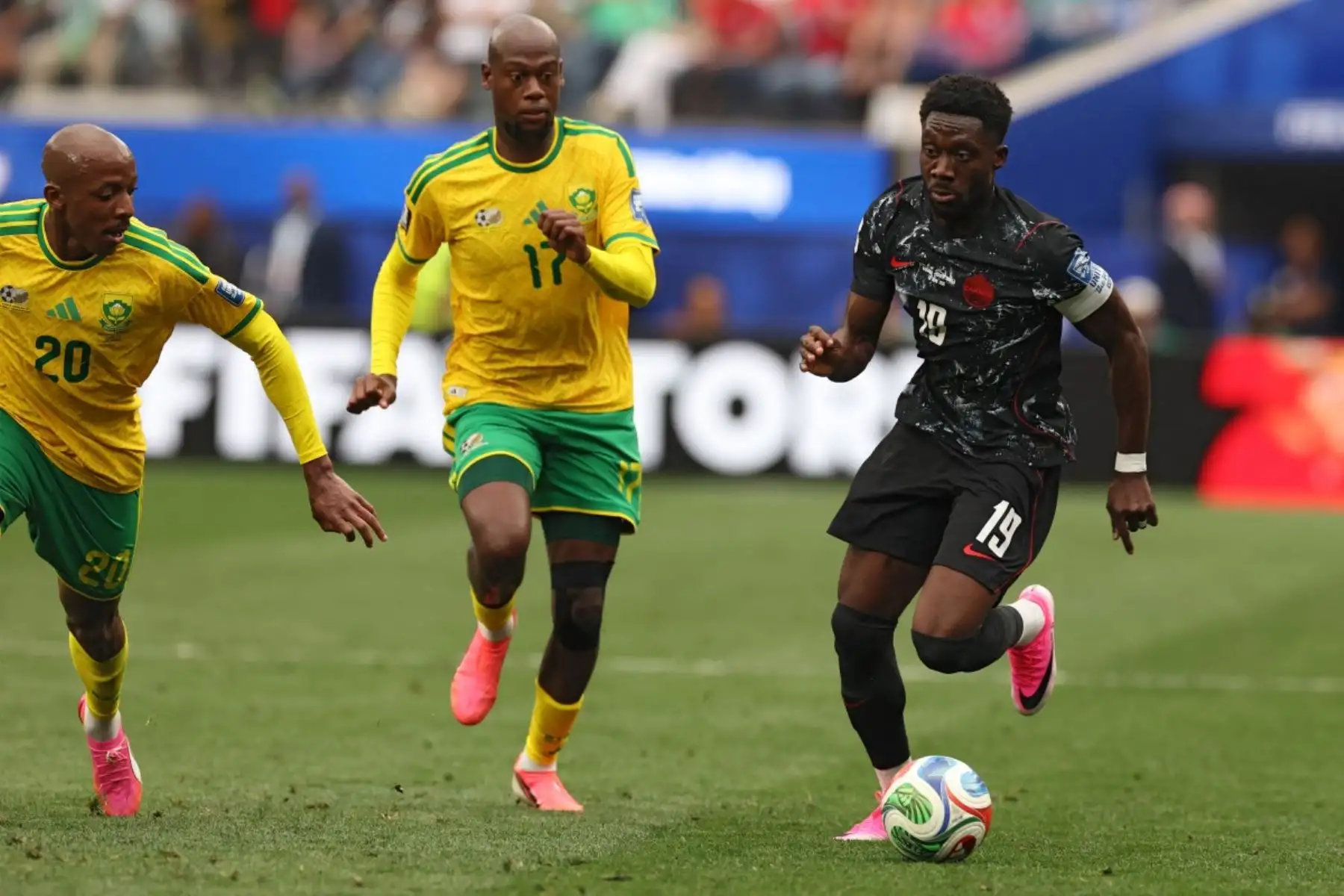 El centrocampista sudafricano número 13, Sphephelo Sithole, patea el balón superando al defensor canadiense número 19, Alphonso Davies, durante el partido de dieciseisavos de final de la Copa Mundial de 2026 entre Sudáfrica y Canadá en el Estadio de Los Ángeles en Inglewood, el 28 de junio de 2026. (Foto de ETIENNE LAURENT / AFP)