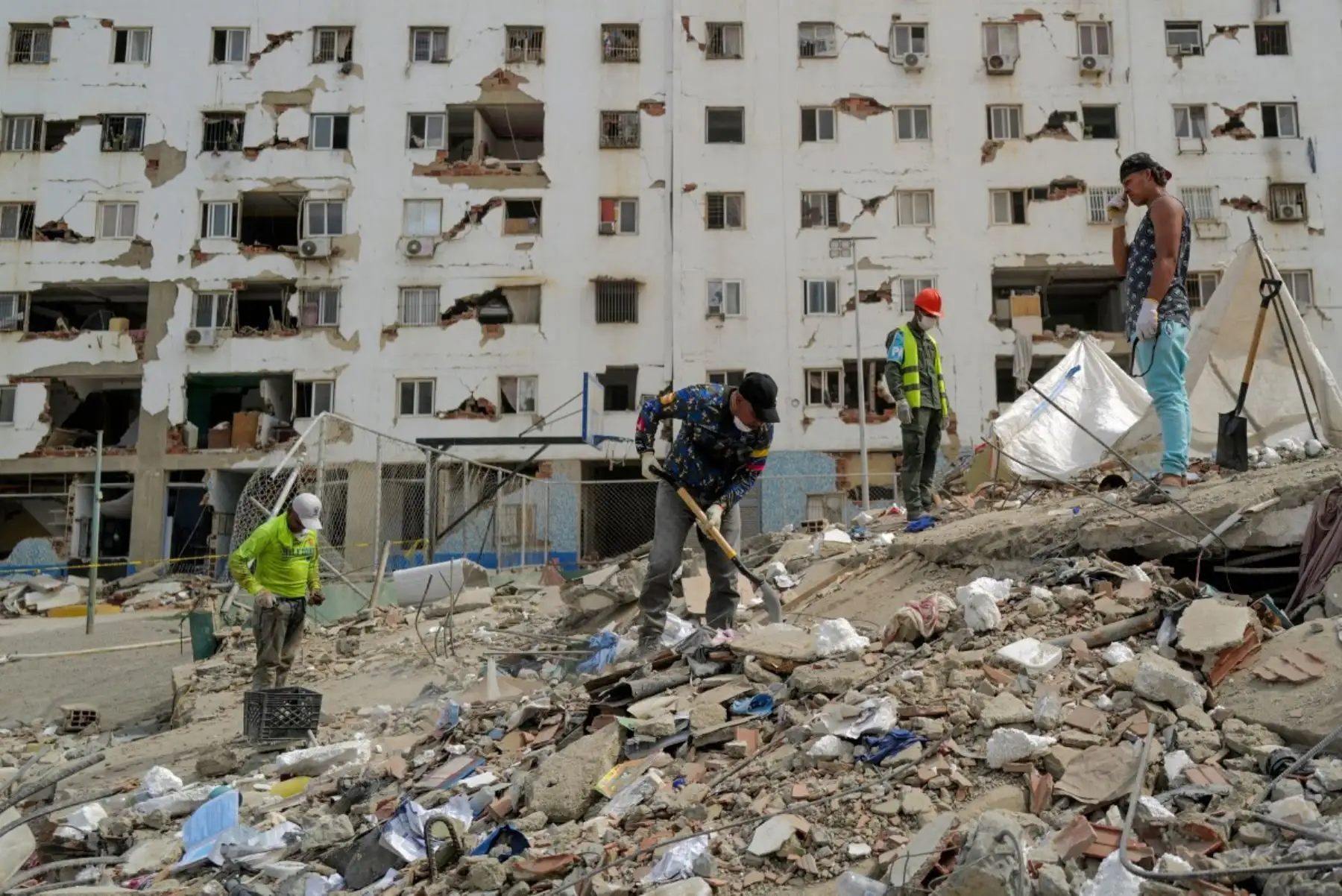 Un rescatista excava entre los escombros en busca de víctimas en Caraballeda, estado de La Guaira, Venezuela, el 28 de junio de 2026, tras dos terremotos. Foto: AFP