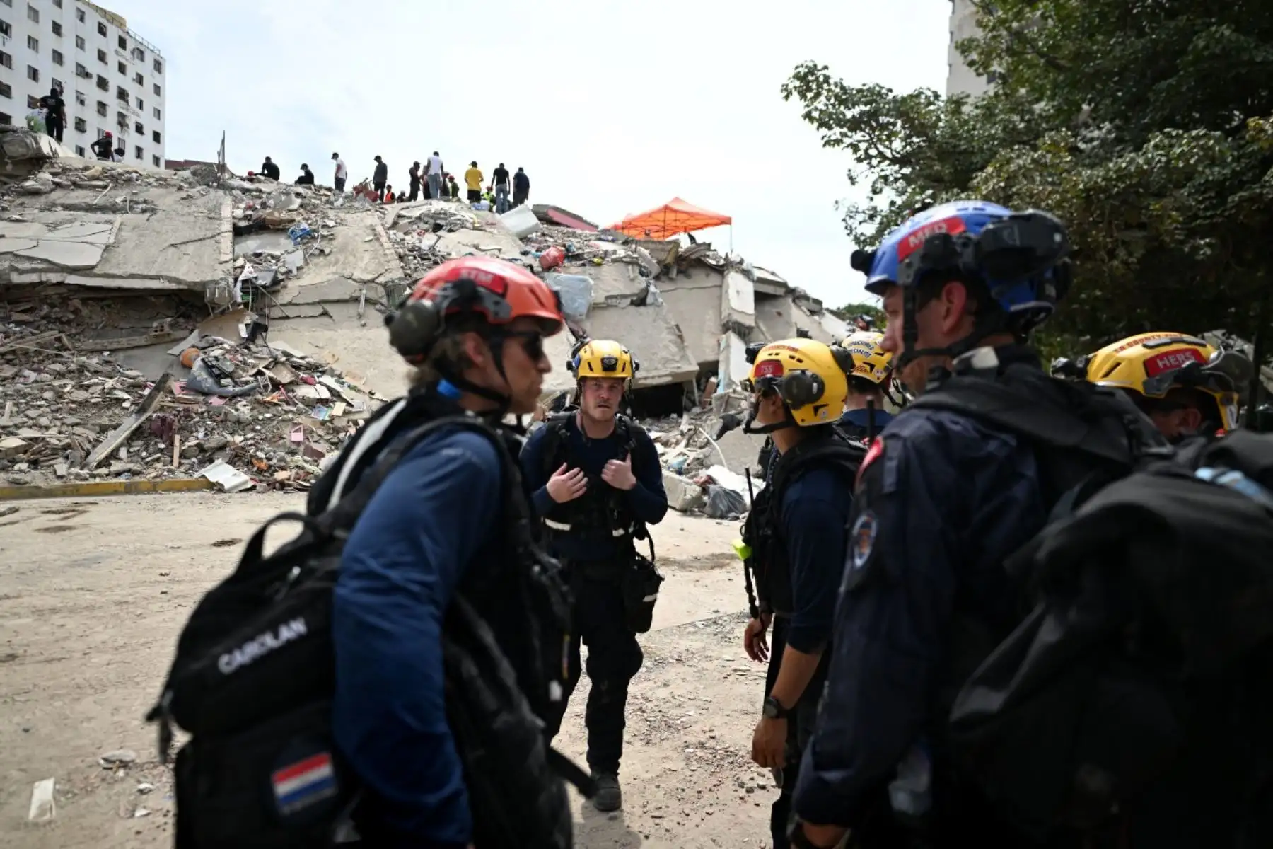 Miembros de los equipos de rescate estadounidenses se preparan a su llegada a Caraballeda, estado de La Guaira, Venezuela, el 28 de junio de 2026, tras el paso de dos terremotos. Fotos: AFP