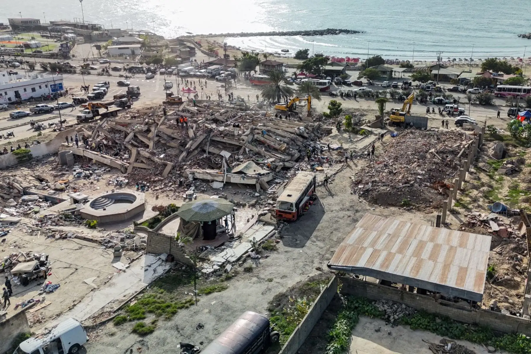 Esta vista aérea muestra edificios destruidos en Caraballeda, estado de La Guaira, Venezuela, el 28 de junio de 2026, tras los terremotos. Foto: AFP