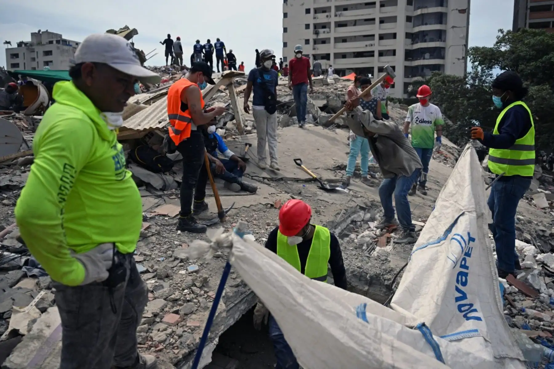Rescatistas y voluntarios buscan víctimas en Caraballeda, estado de La Guaira, Venezuela, el 28 de junio de 2026, tras dos terremotos. Foto: AFP