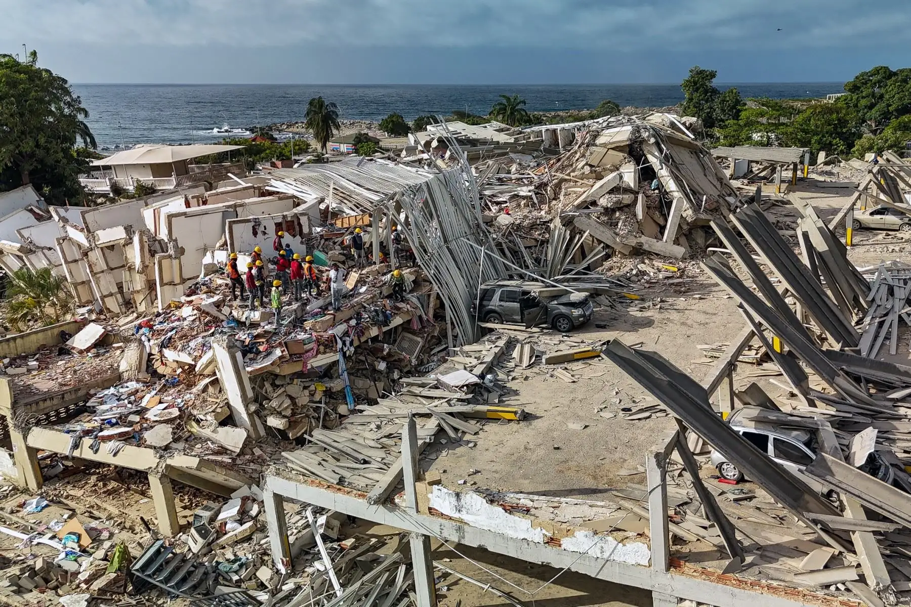 Esta vista aérea muestra a los rescatistas trabajando entre los escombros de un edificio derrumbado en Caraballeda, estado de La Guaira, Venezuela, el 28 de junio de 2026, tras los terremotos. Foto: AFP