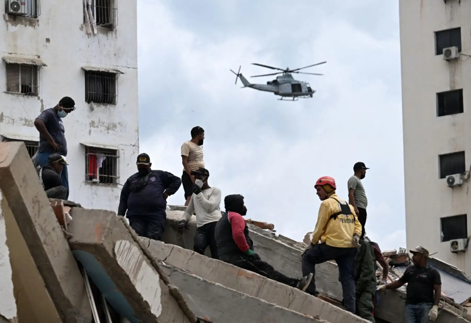 Un helicóptero de la Infantería de Marina de Estados Unidos sobrevuela una zona afectada por el terremoto en Caraballeda, estado de La Guaira, Venezuela, el 28 de junio de 2026, tras dos sismos. Foto: AFP