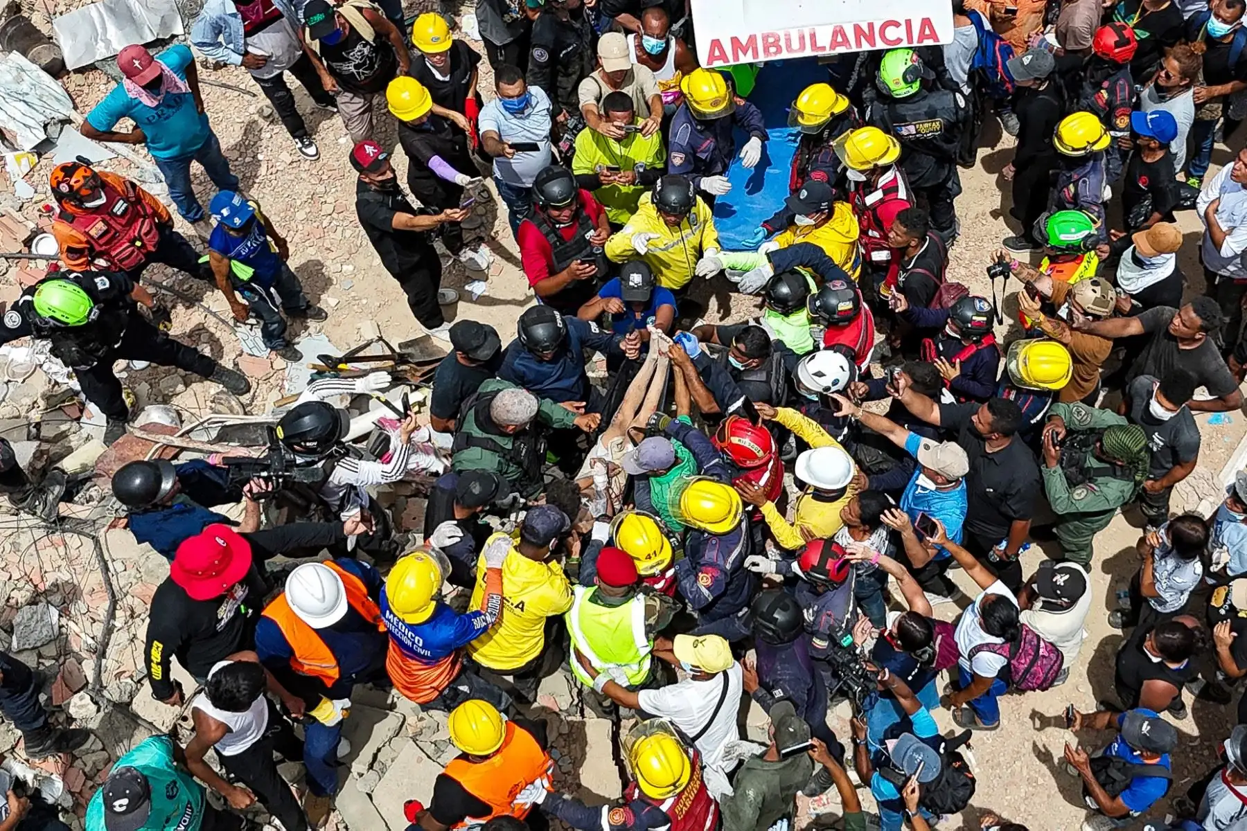 Esta vista aérea muestra a miembros del Regimiento Francés de Entrenamiento e Intervención de Seguridad Civil (UIISC 7) y rescatistas estadounidenses participando junto con otros equipos de emergencia en el rescate de una víctima en el lugar del derrumbe de edificios en Caraballeda, estado de La Guaira, Venezuela, el 28 de junio de 2026, tras los terremotos. Foto: AFP