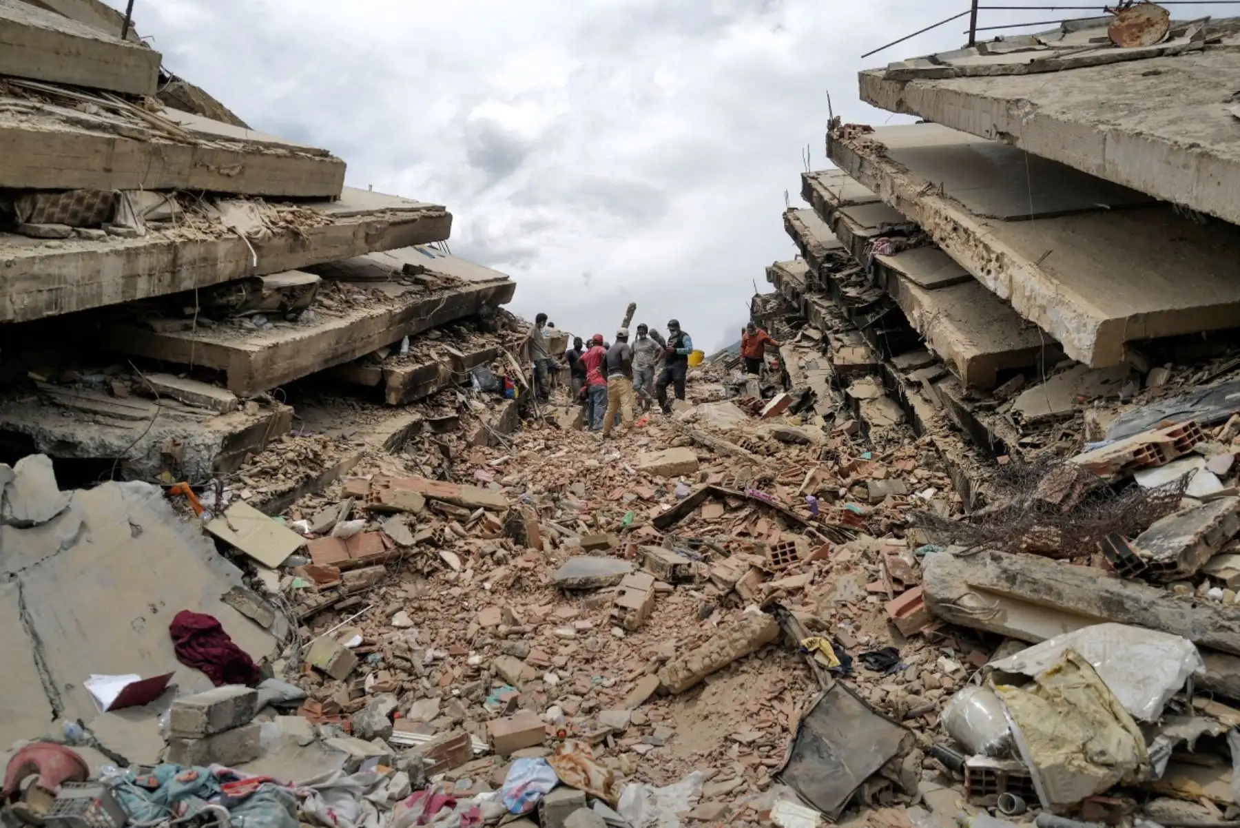 Rescatistas y voluntarios buscan posibles víctimas en Caraballeda, estado de La Guaira, Venezuela, el 28 de junio de 2026, tras dos terremotos. Foto: AFP
