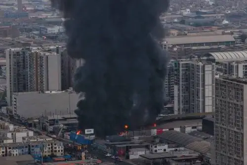 Más de 20 unidades de bomberos combaten incendio de gran magnitud en la avenida Colonial