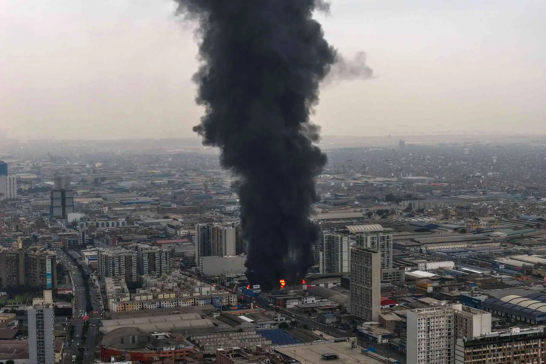 Más de 20 unidades del Cuerpo General de Bomberos Voluntarios del Perú atienden un incendio de grandes proporciones registrado en un almacén de plásticos y tuberías, situado en la cuadra 9 de la avenida Óscar R. Benavides (Colonial), en el Cercado de Lima. Foto: ANDINA/ Ricardo Cuba