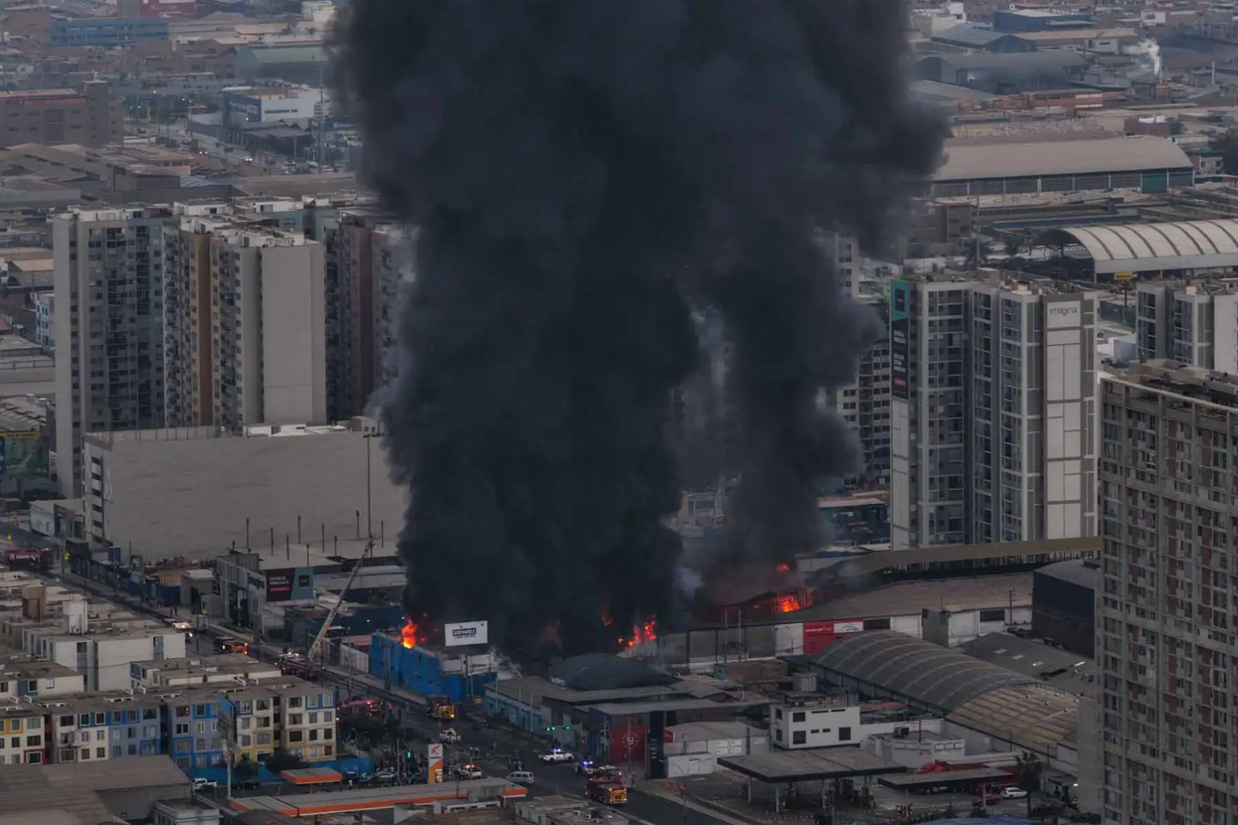Efectivos del Cuerpo General de Bomberos Voluntarios del Perú combaten un incendio de grandes proporciones que afecta un almacén de plásticos y tuberías en la avenida Óscar R. Benavides (Colonial), en el Cercado de Lima. Foto: ANDINA/ Ricardo Cuba
