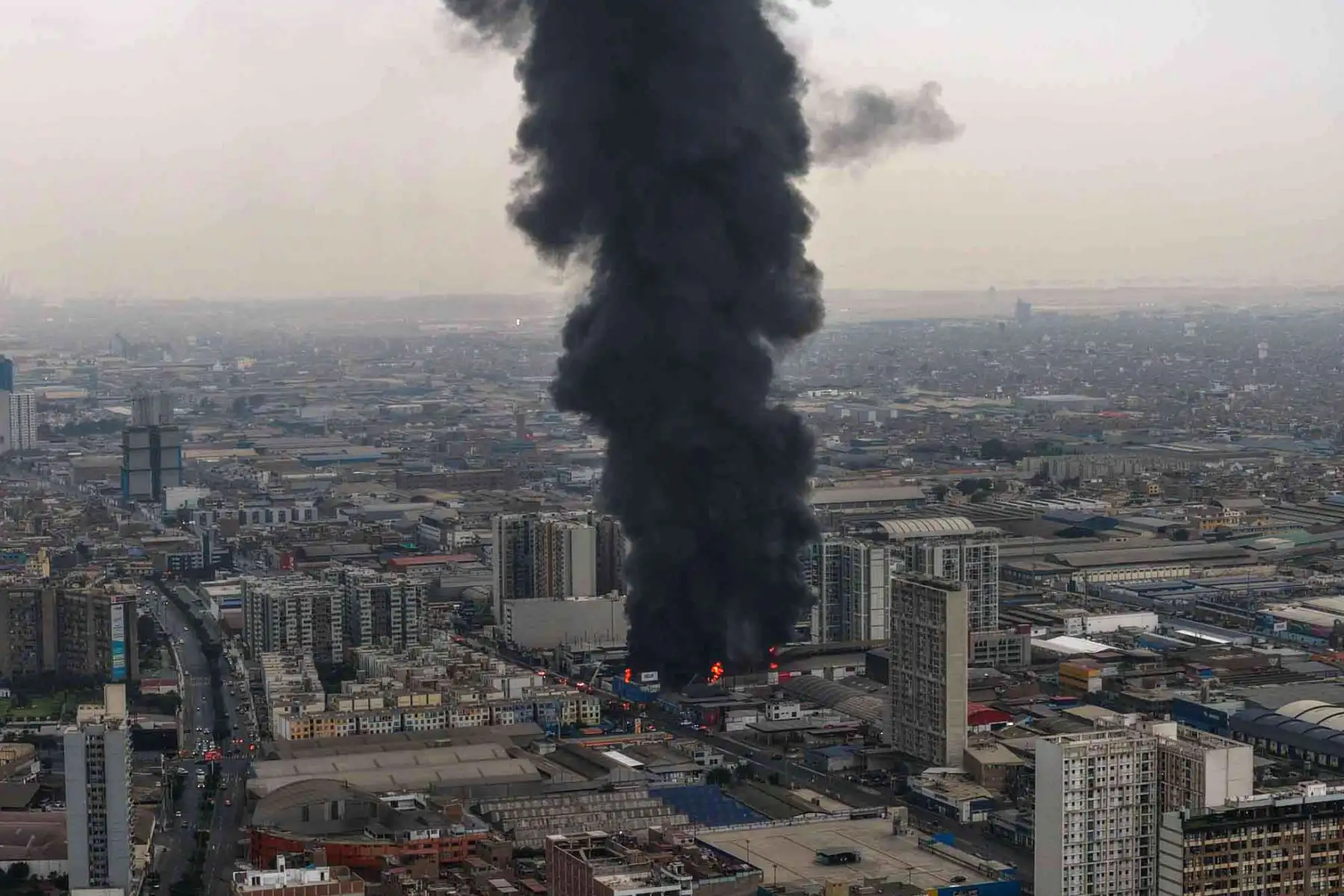 Efectivos del Cuerpo General de Bomberos Voluntarios del Perú combaten un incendio de grandes proporciones que afecta un almacén de plásticos y tuberías en la avenida Óscar R. Benavides (Colonial), en el Cercado de Lima. Foto: ANDINA/ Ricardo Cuba