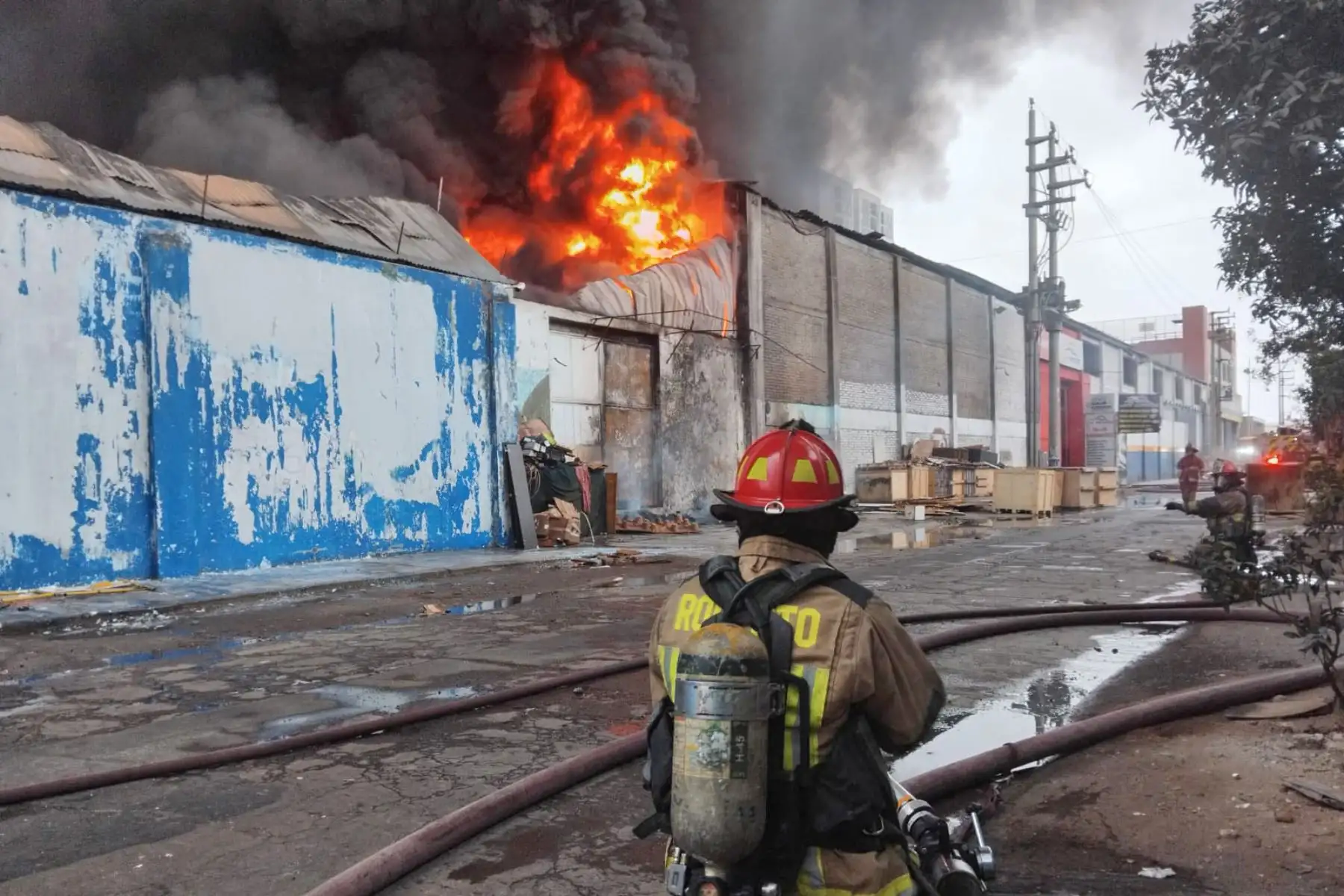 Un incendio de gran magnitud movilizó a más de 20 unidades de bomberos hasta la cuadra 9 de la avenida Óscar R. Benavides (Colonial), donde las llamas consumen un almacén de plásticos y tuberías. Foto: Cortesía/ César García