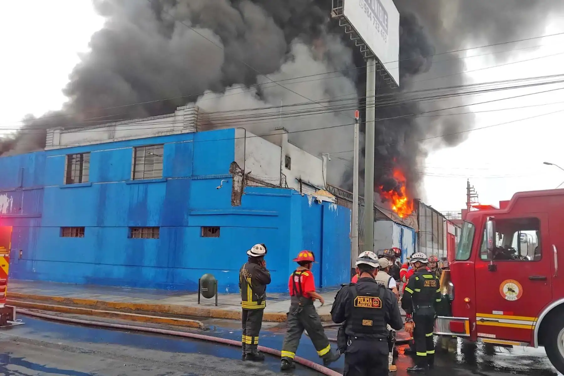 Un incendio de gran magnitud movilizó a más de 20 unidades de bomberos hasta la cuadra 9 de la avenida Óscar R. Benavides (Colonial), donde las llamas consumen un almacén de plásticos y tuberías. Foto: Cortesía/ César García