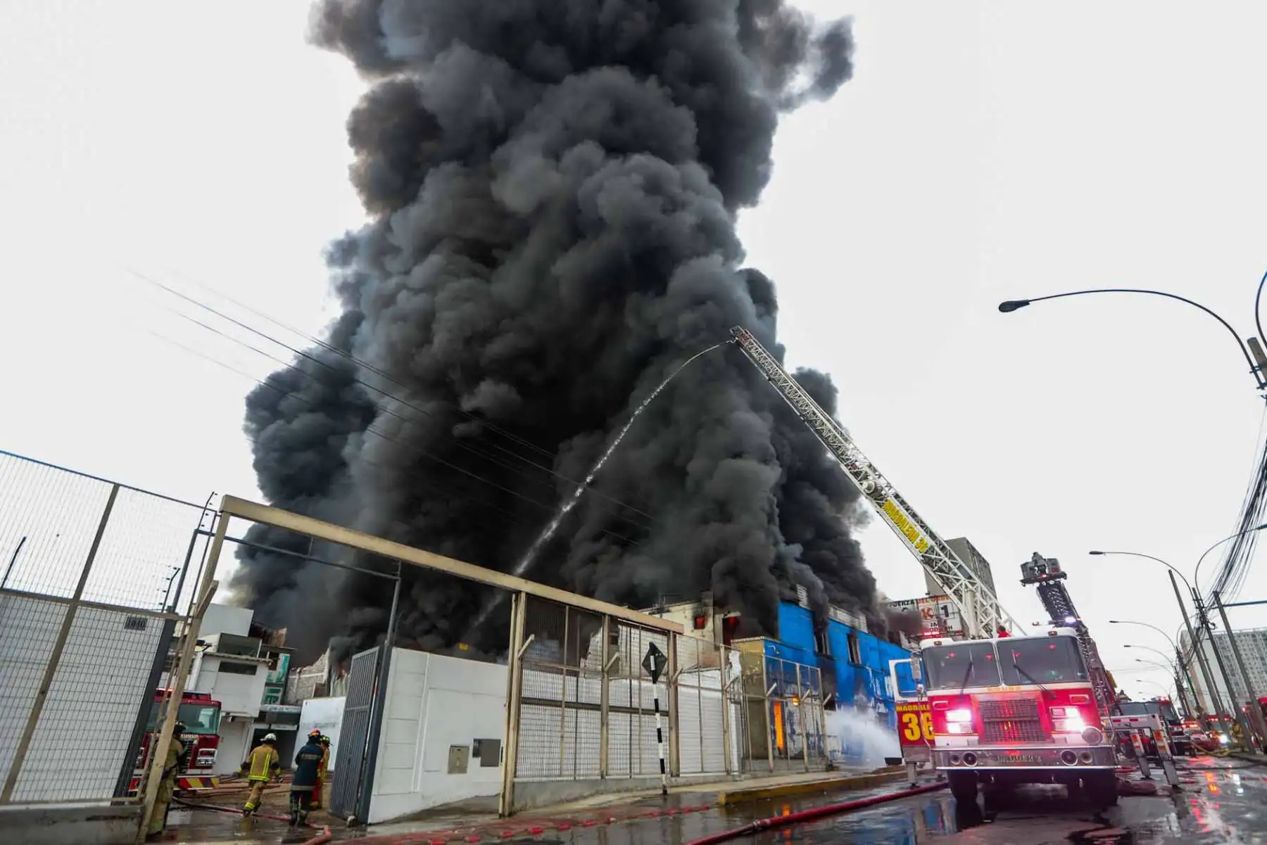 Un incendio de gran magnitud movilizó a más de 20 unidades de bomberos hasta la cuadra 9 de la avenida Óscar R. Benavides (Colonial), donde las llamas consumen un almacén de plásticos y tuberías. Foto: ANDINA/ Ricardo Cuba