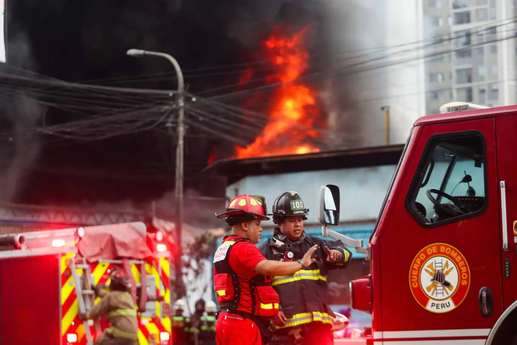 Un incendio de gran magnitud movilizó a más de 20 unidades de bomberos hasta la cuadra 9 de la avenida Óscar R. Benavides (Colonial), donde las llamas consumen un almacén de plásticos y tuberías. Foto: ANDINA/ Ricardo Cuba