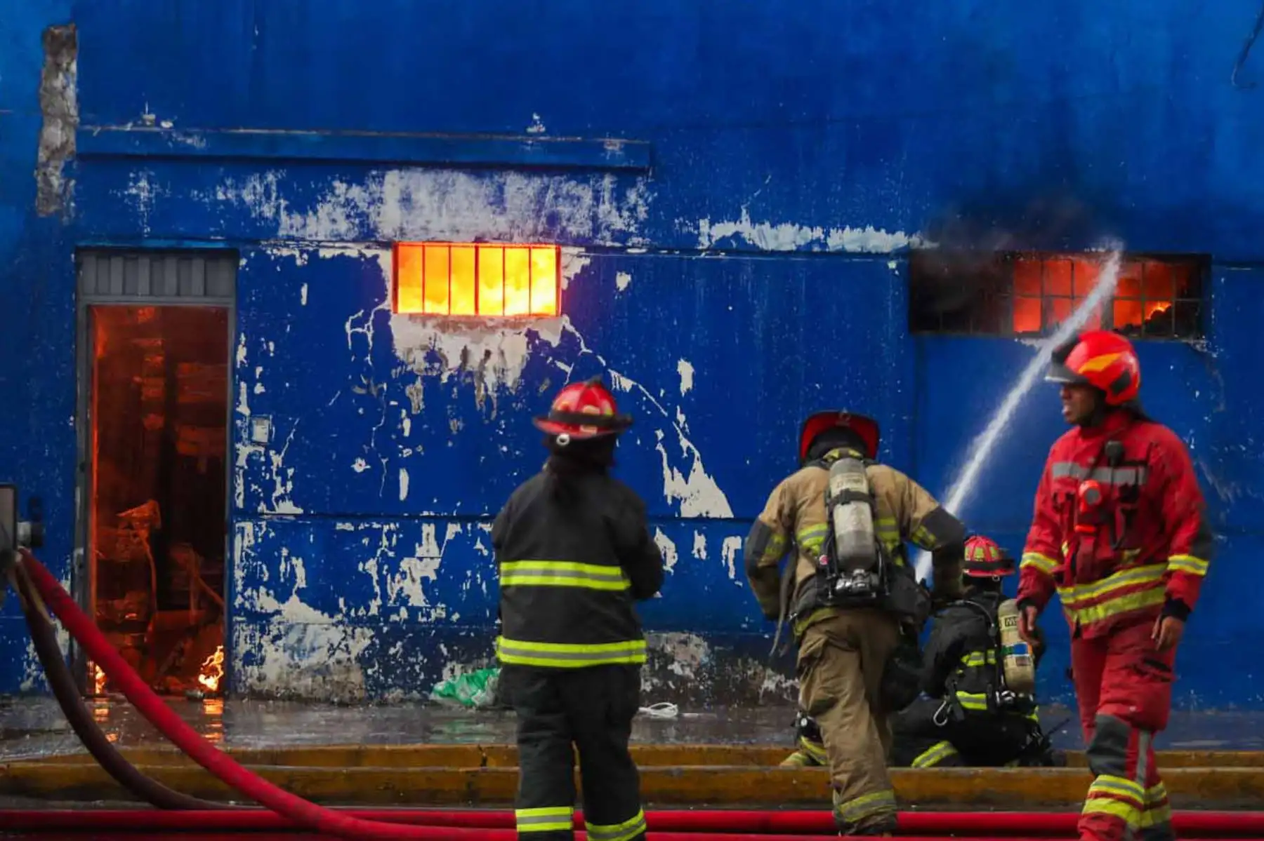Un incendio de gran magnitud movilizó a más de 20 unidades de bomberos hasta la cuadra 9 de la avenida Óscar R. Benavides (Colonial), donde las llamas consumen un almacén de plásticos y tuberías. Foto: ANDINA/ Ricardo Cuba