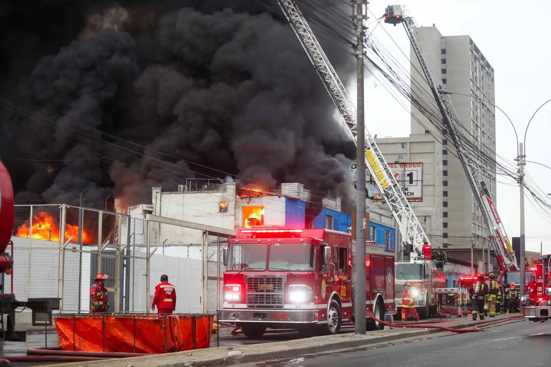 Un incendio de gran magnitud movilizó a más de 20 unidades de bomberos hasta la cuadra 9 de la avenida Óscar R. Benavides (Colonial), donde las llamas consumen un almacén de plásticos y tuberías. Foto: ANDINA/ Ricardo Cuba