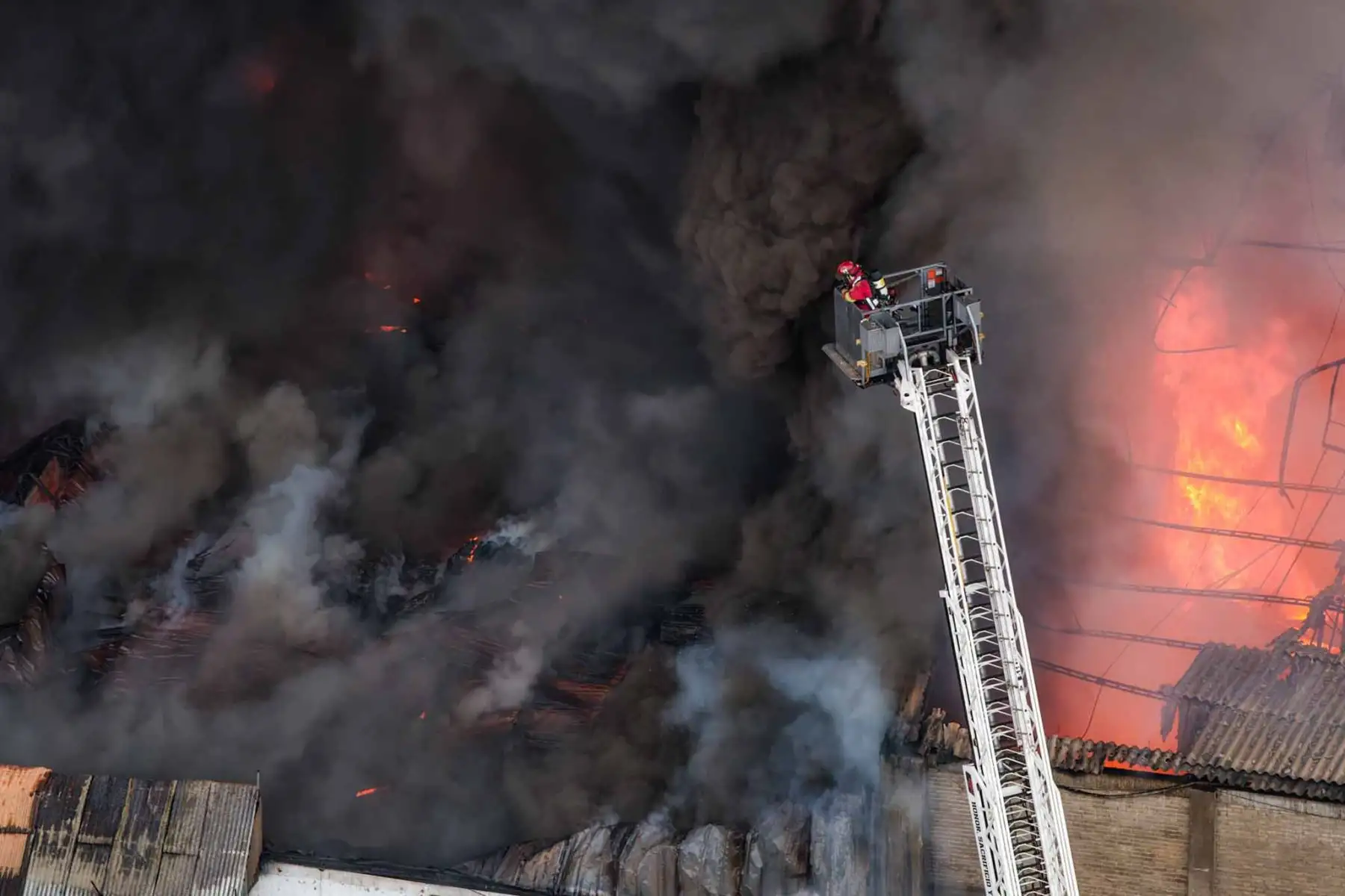 Los bomberos buscan atacar desde distintos frentes para contener el avance del fuego. Con ese objetivo, al lugar llegaron también dos escalas telescópicas que permiten lanzar grandes volúmenes de agua desde lo alto y combatir las llamas en las zonas de más difícil acceso. Foto: ANDINA/ Ricardo Cuba