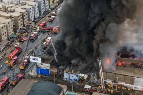 Más de 20 unidades de bomberos combaten incendio de gran magnitud en la avenida Colonial