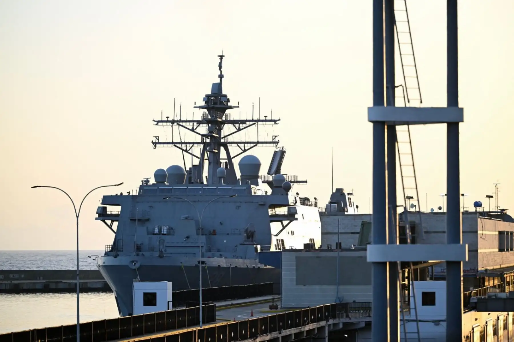 El USS Fort Lauderdale permanece atracado en el puerto de La Guaira, Venezuela, este 29 de junio de 2026, tras los dos terremotos ocurridos el 24 de junio. Foto: AFP