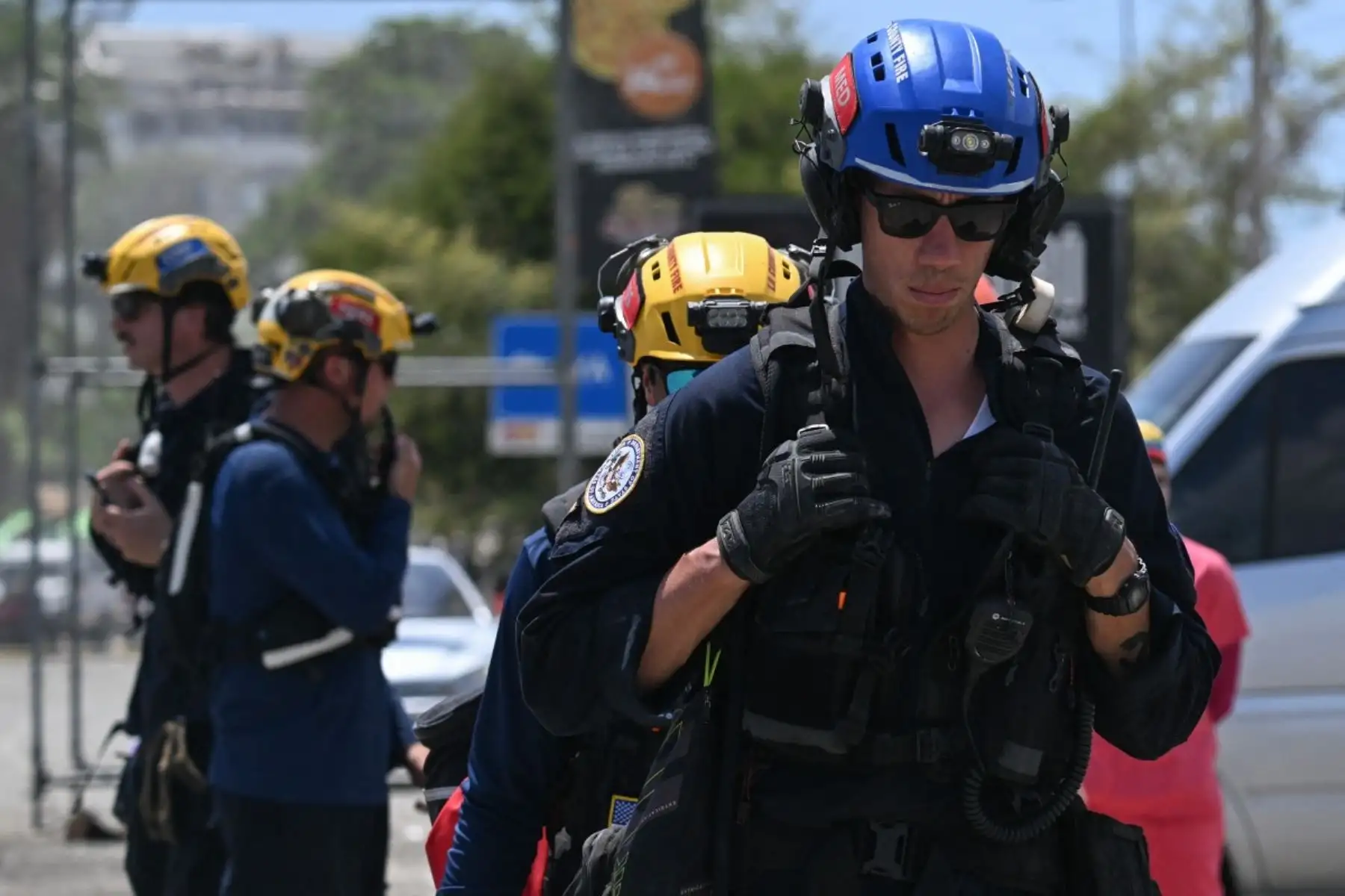 Miembros del 7.º Regimiento de Intervención y Formación en Seguridad Civil intercambian información con equipos de rescate brasileños junto a un edificio dañado en Catia La Mar, estado de La Guaira, Venezuela. Foto: AFP