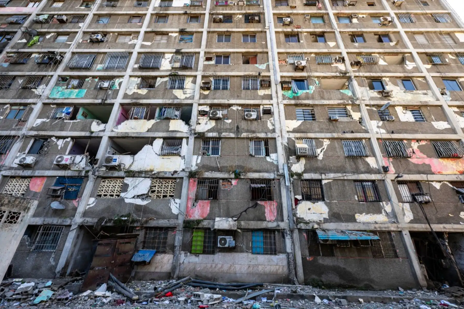 Habitantes de la zona permanecen junto a un edificio dañado en Catia La Mar, estado de La Guaira, Venezuela. Foto: AFP